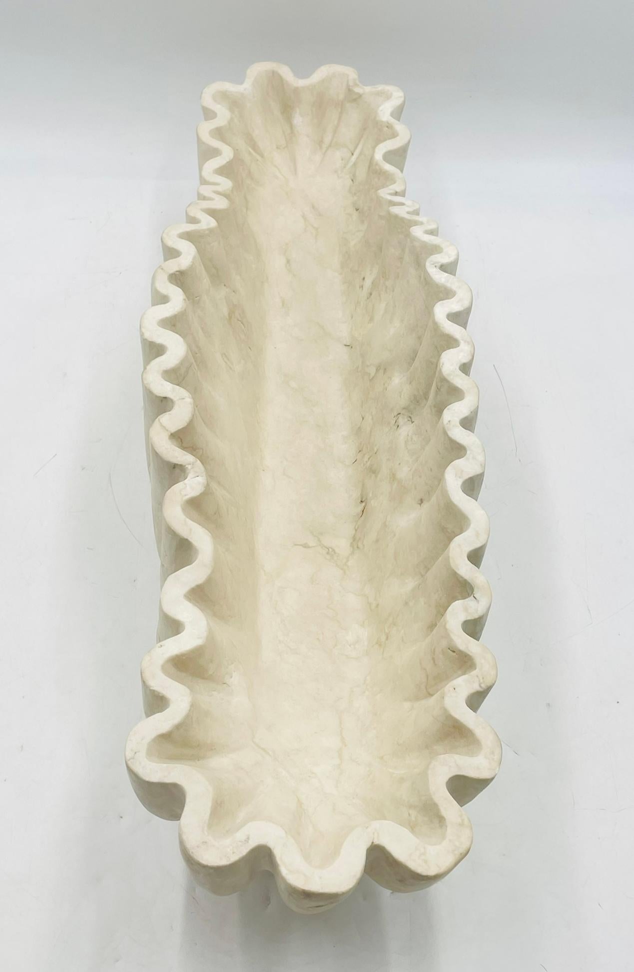 Cuenco centro de mesa Edel Ruffle en mármol crema by Arhaus en Bueno Estado en Los Angeles, CA