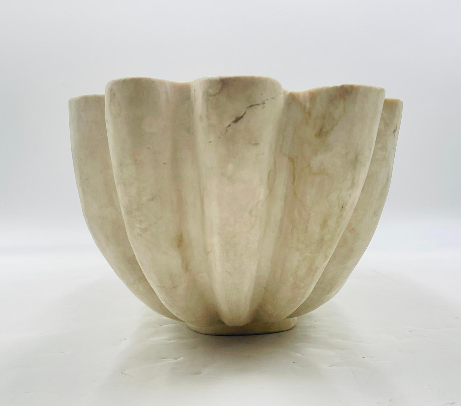 Cuenco centro de mesa Edel Ruffle en mármol crema by Arhaus Mármol