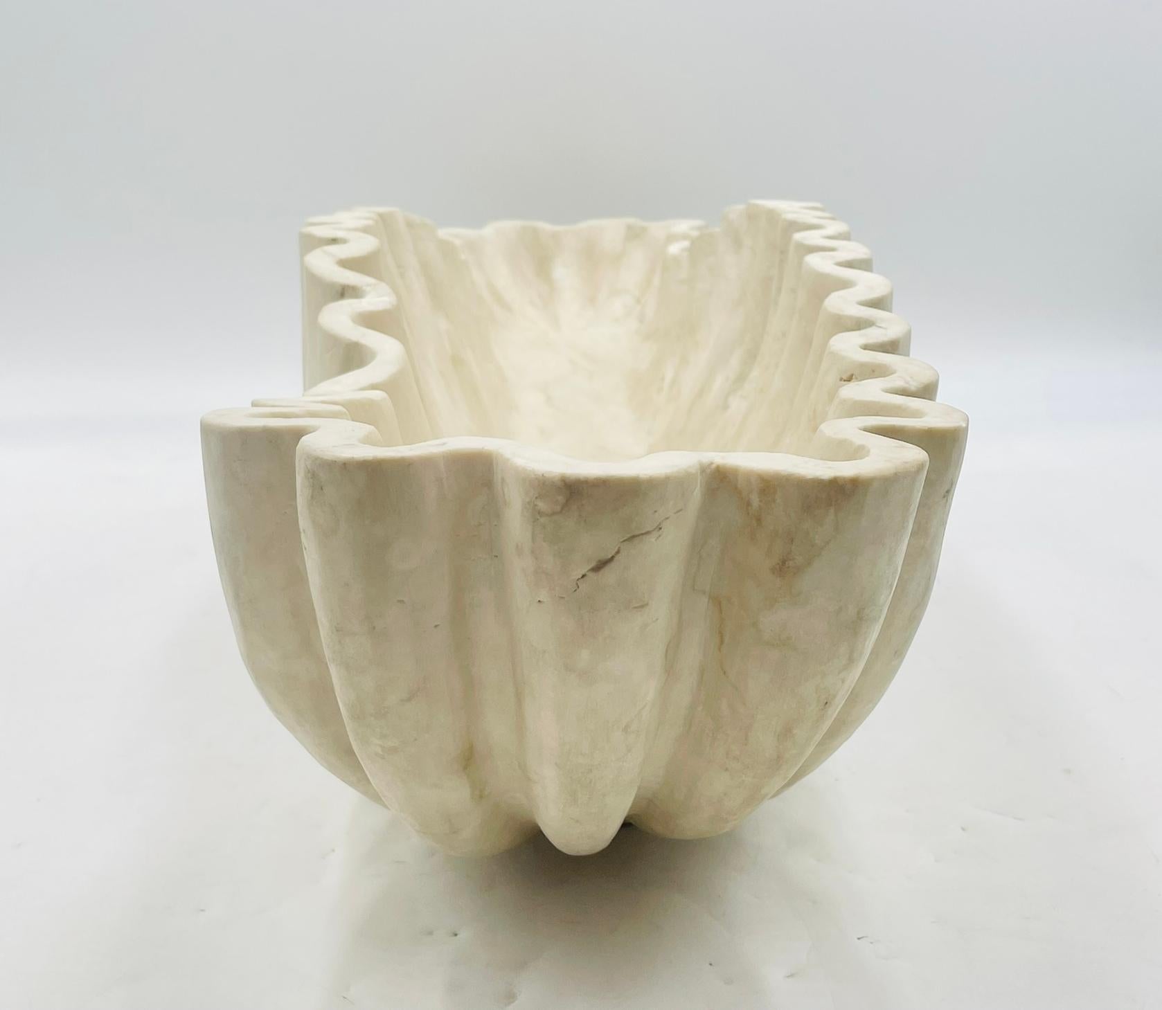 Cuenco centro de mesa Edel Ruffle en mármol crema by Arhaus 1