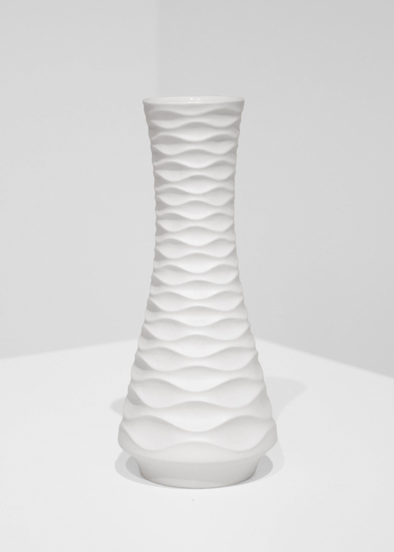 Diese kleine Vase aus weißem Biskuitporzellan mit einer elliptischen Oberflächenoptik nach OP Art wurde von Edelstein Bavaria entworfen. Diese deutsche Porzellanmarke, die von 1931 bis 1974 hergestellt wurde, ist für ihre Qualität und Handwerkskunst