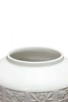 Edelstein Bavarian German White Raised Snowflake Grid Patterned Porcelain Vase