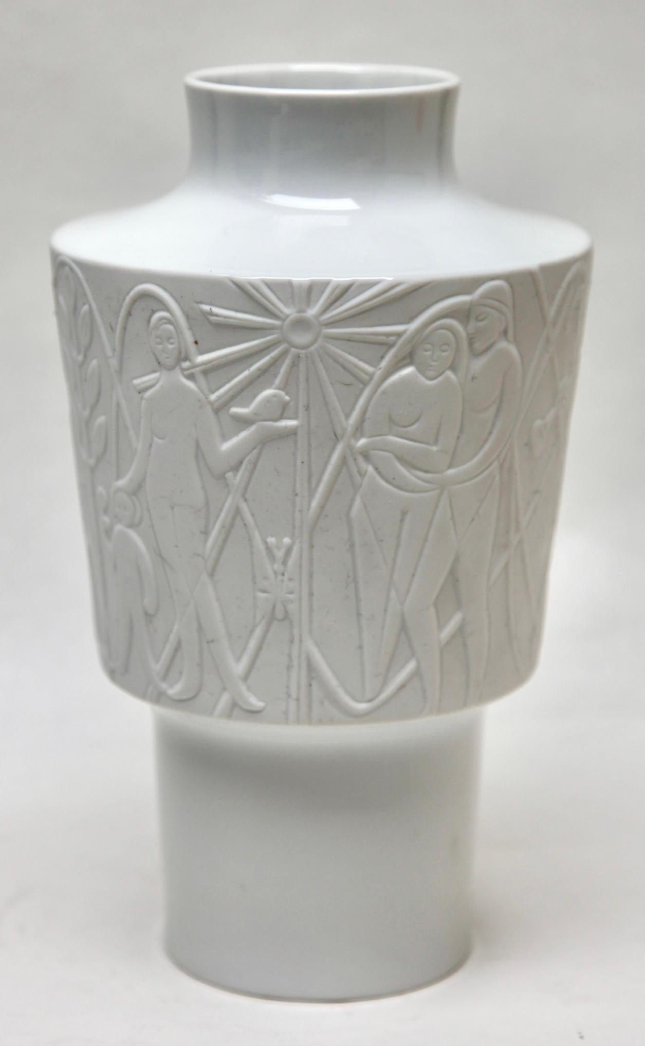 Edelstein Vase en porcelaine avec images stylisées Allemagne' 1960s
Porcelaine émaillée
Estampillé sur la base. Edelstein Bavière Allemagne
Mesures : 25 cm x 15 cm

Cette pièce est d'une grande beauté.

 

Avec mes meilleurs vœux 
Geert