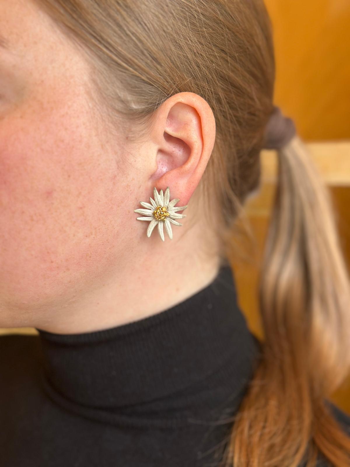 Ces exquises boucles d'oreilles à clip Edelweiss sont un hommage à la fleur alpine emblématique, alliant inspiration naturelle et savoir-faire suisse exceptionnel. Méticuleusement fabriqués à la main dans notre atelier de l'Engadine en Suisse, les