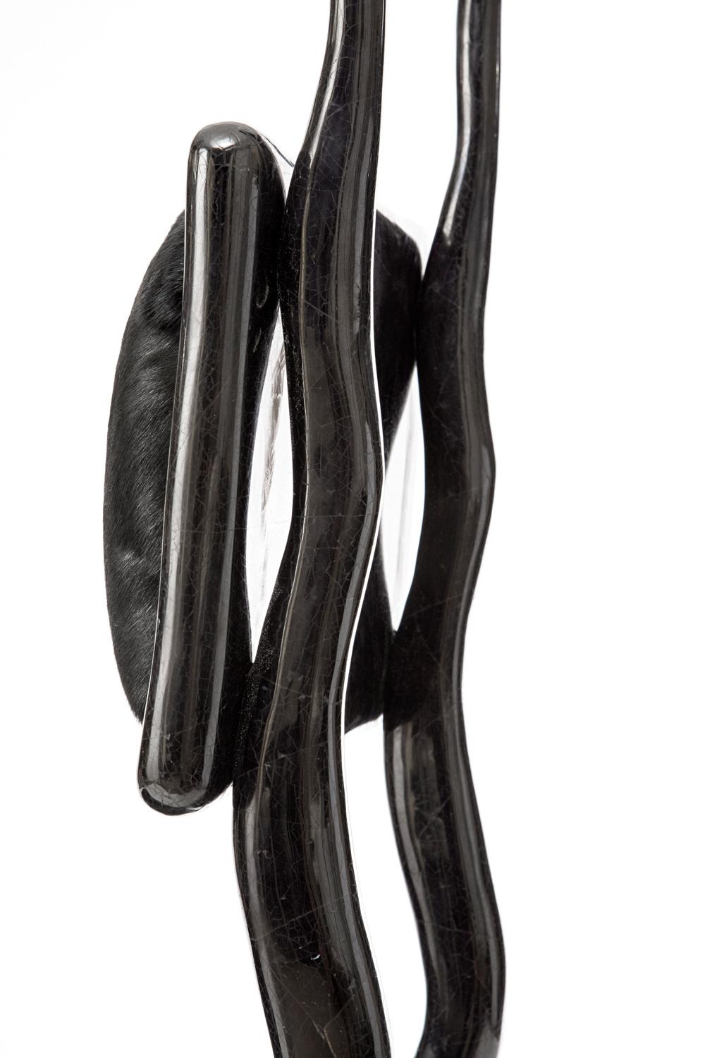 Art déco Chaise Eden en Pen Shell noir et tapissée en poil de veau par R&Y Augousti en vente