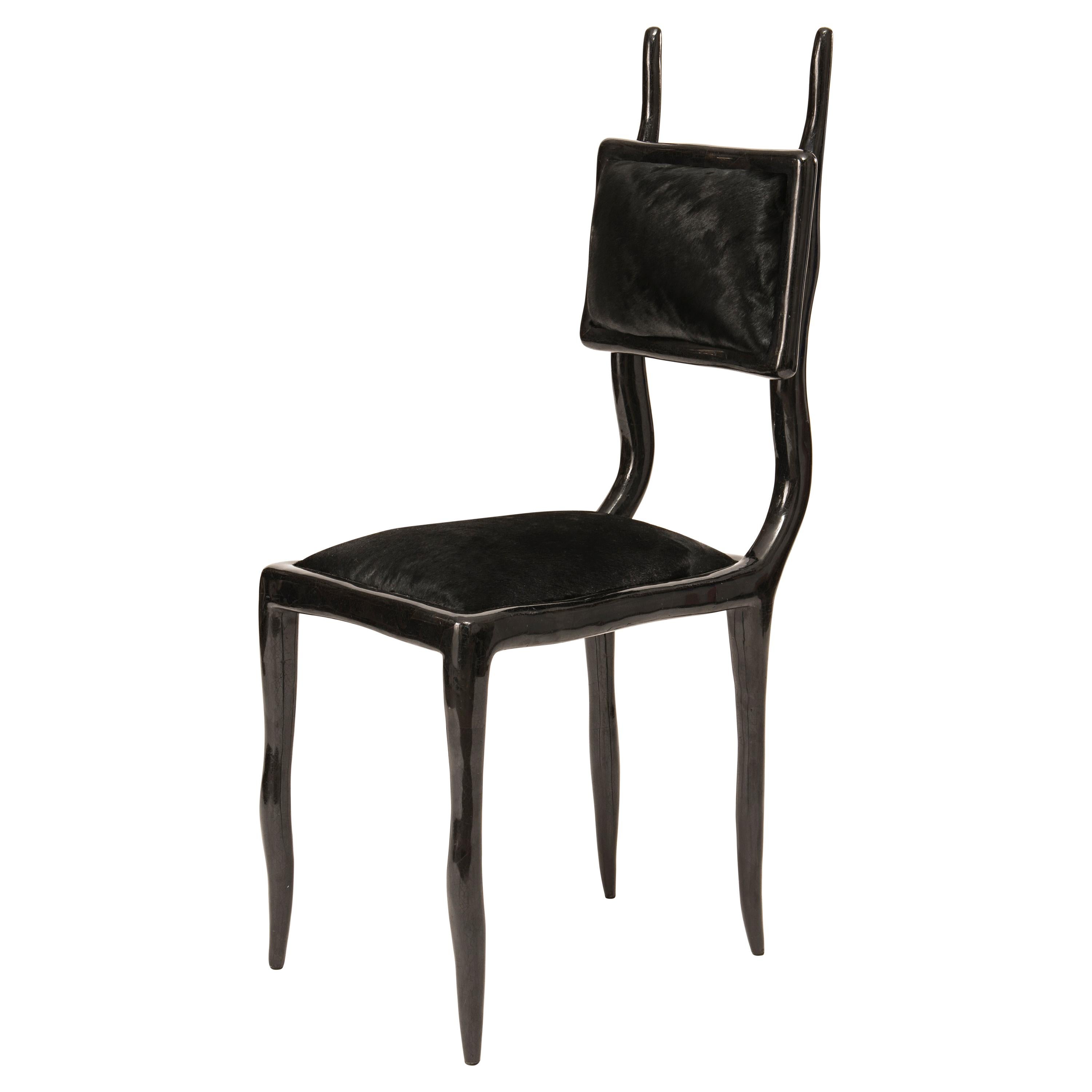 Eden-Stuhl aus schwarzer Federschale und gepolstertem Kalbshaar von R&Y Augousti