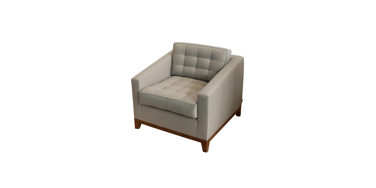 La chaise Eden se caractérise par un style ultramoderne, un confort de haut niveau et des lignes modernes et épurées, avec des coussins amples et confortables. Son profil sculptural est défini par son détail de traction touffeté en grille graphique
