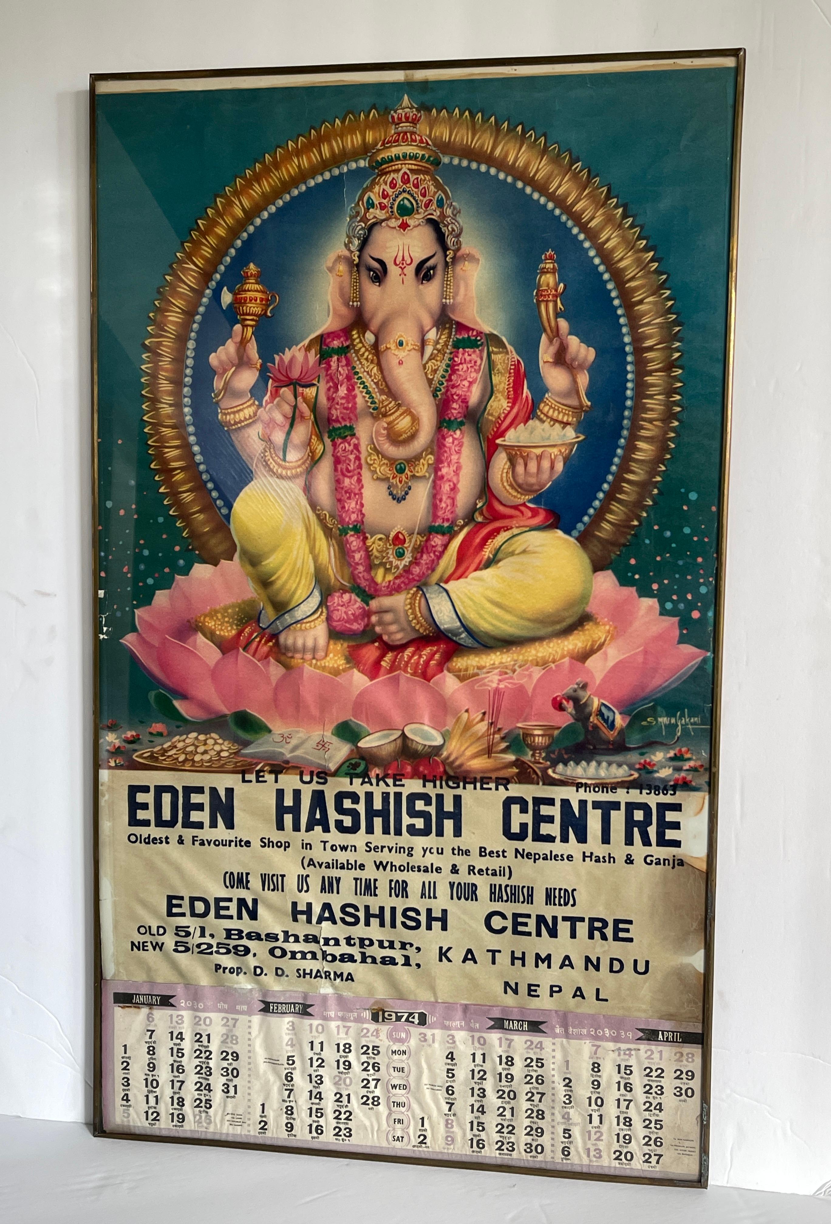  Póster Ganesh del Centro de Hachís Eden, del aclamado artista indio S. Murugakani. con calendario original de 1974 adjunto. 
Enmarcada en marco de cristal con marco de latón personalizado y trasera de hojalata, con colgador. 

El Centro de Hachís