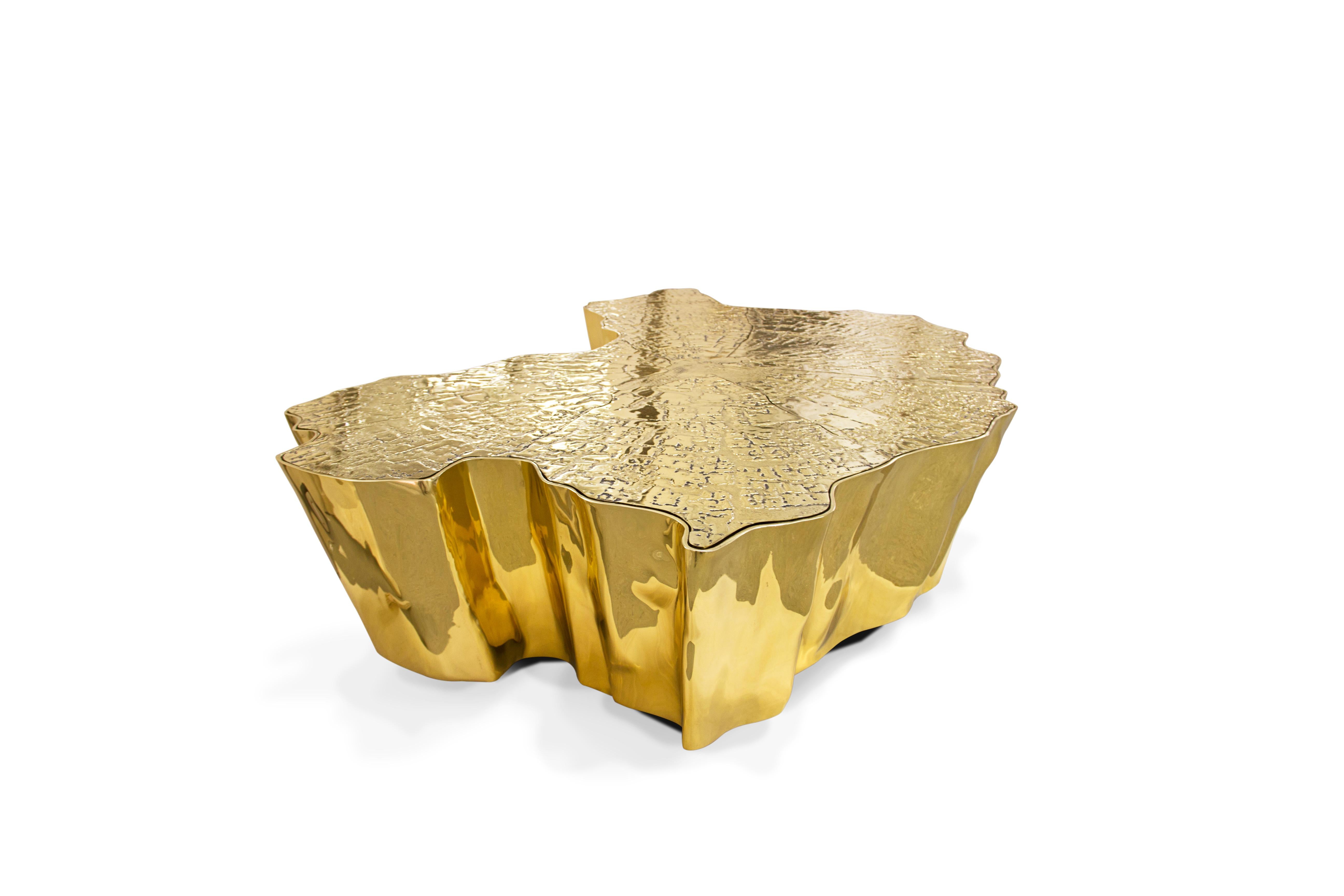 La mystique derrière le nom inspire l'Eden. Tranche de l'arbre de vie tombé du jardin d'Eden, cette table basse d'appoint éveille le désir et la curiosité par sa coupe intrigante. Née du travail de maîtres artisans et de la technique ancestrale de