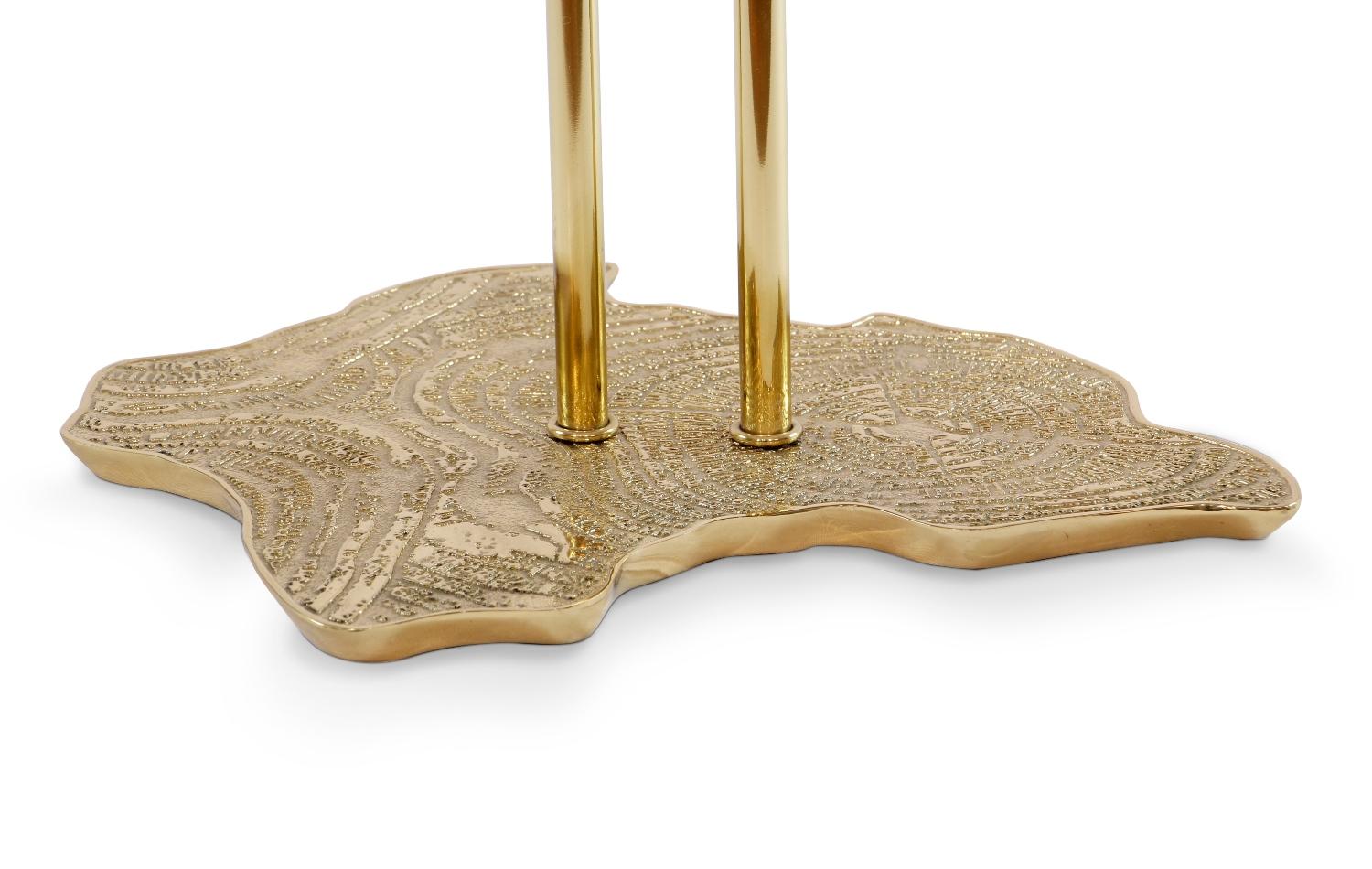 The mystic behind the name inspires Eden. This towel rack represents a part of the tree of knowledge and the tale of the birth of desire. Fully made of polished casted brass, with a base delicately engraved on the top exposing the heart of a golden