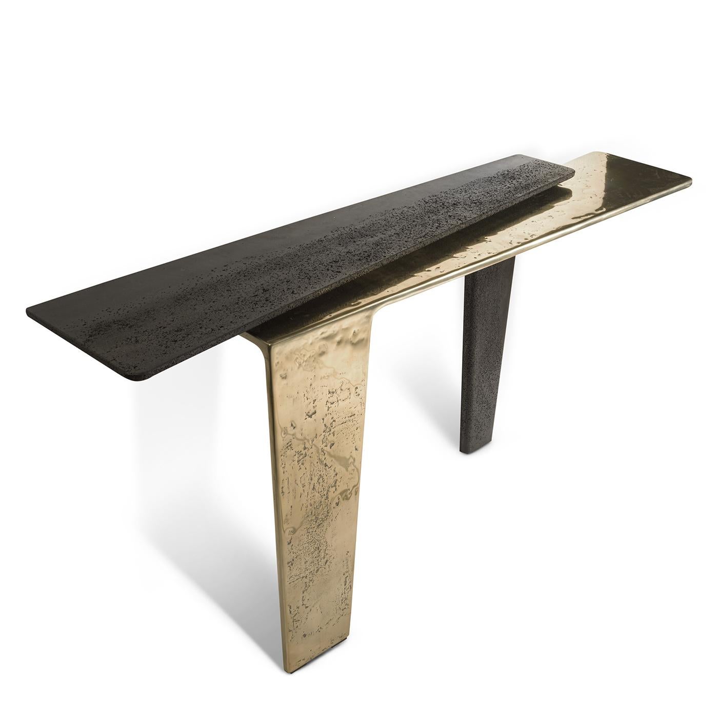 Table console Edena, une partie en fonte brute massive 
aluminium poli et laqué en finition or et 
l'autre partie en béton en finition noire mate.