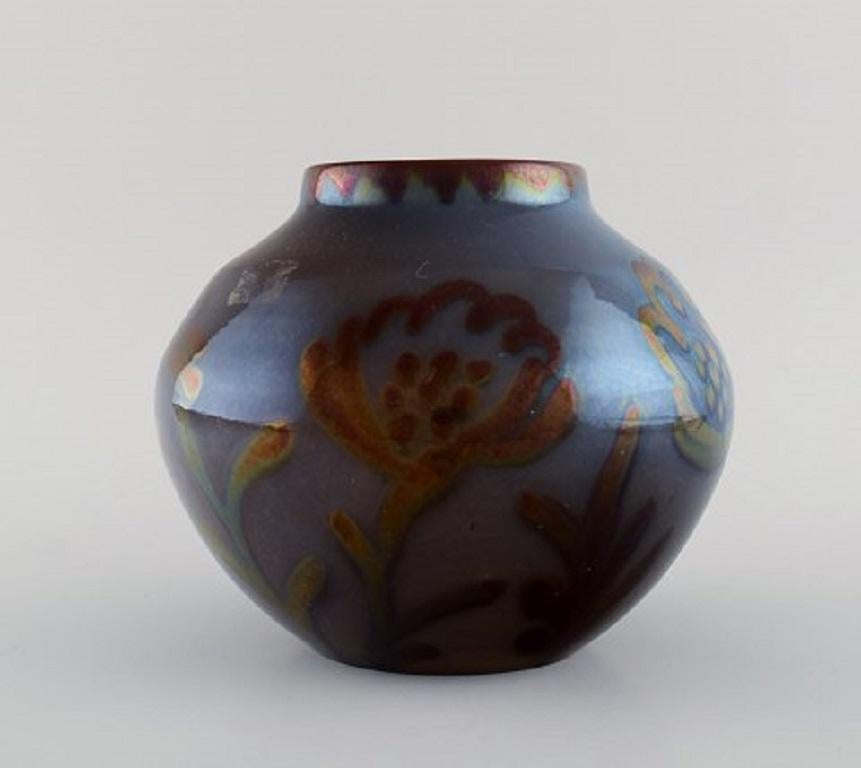 Edgar Böckman (1890-1981) for Höganäs. Vase in glazed ceramics. 
Beautiful luster glaze and hand-painted flowers. 1930s.
Measures: 18 x 14.5 cm.
In excellent condition.
Signed.