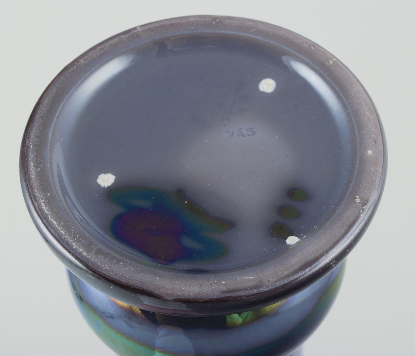 Début du 20ème siècle Edgar Böckman pour Höganäs. Grand vase en céramique avec motif floral en vente