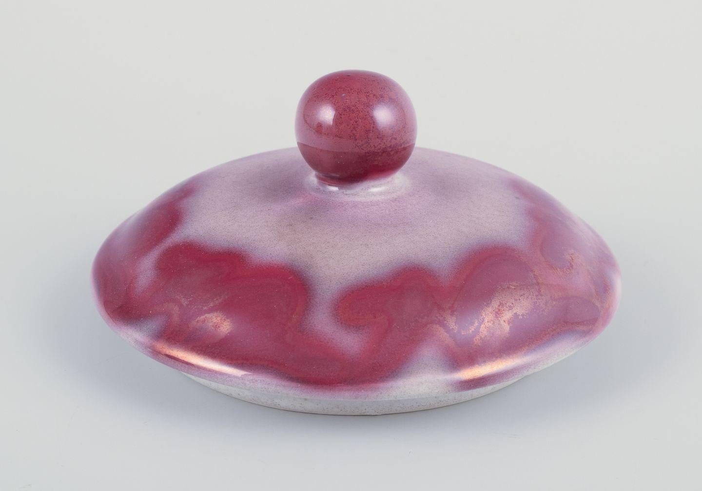 Swedish Edgar Böckman for Höganäs. Lidded stoneware jar with wine red glaze For Sale