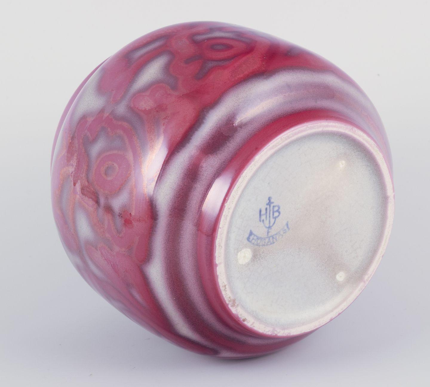 Edgar Böckman for Höganäs. Lidded stoneware jar with wine red glaze In Excellent Condition For Sale In København, Copenhagen