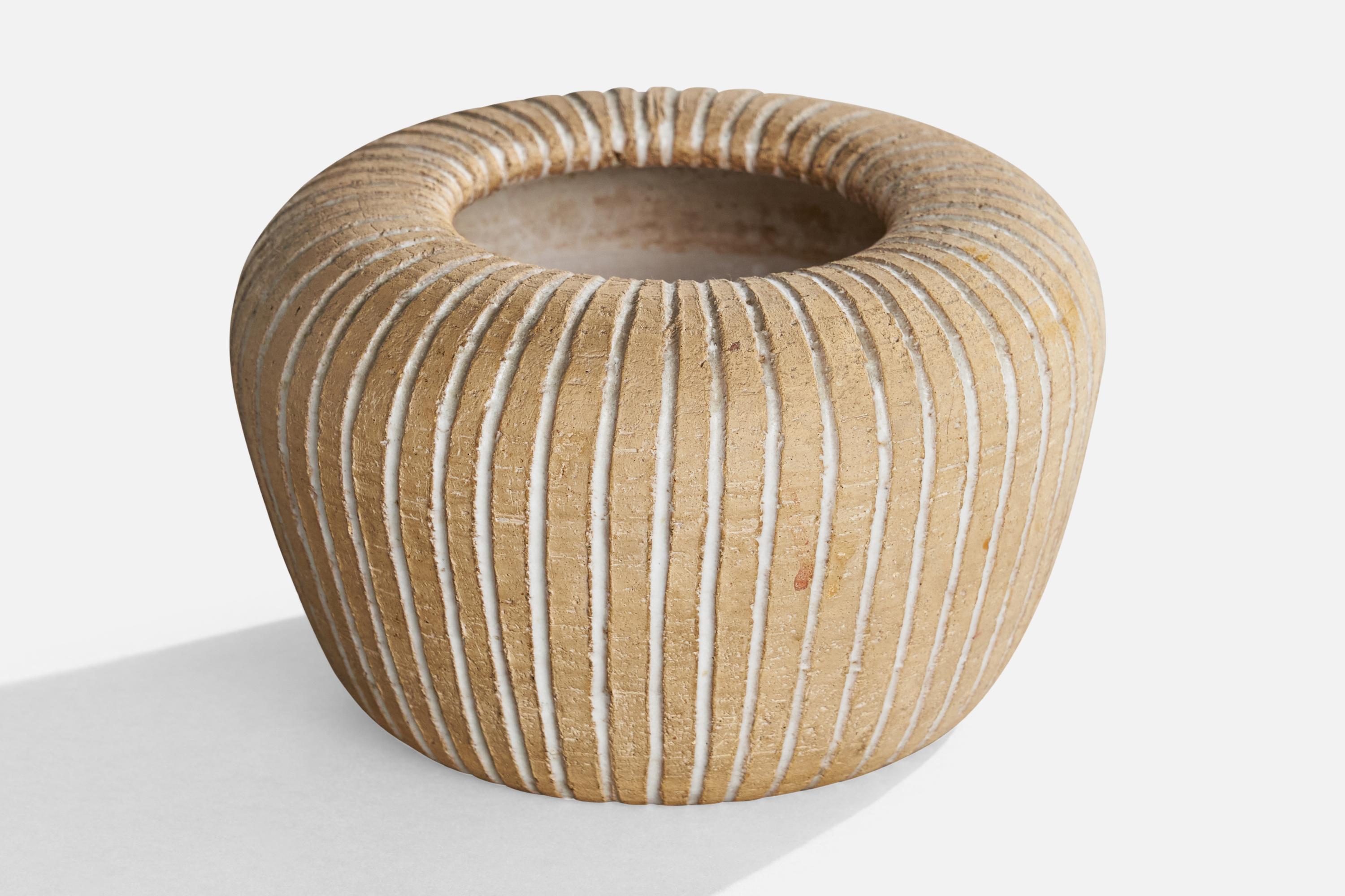 Vaso in terracotta smaltata beige incisa progettato e prodotto da Edgar Böckman, Svezia, anni '30.

Dimensioni: 3,625