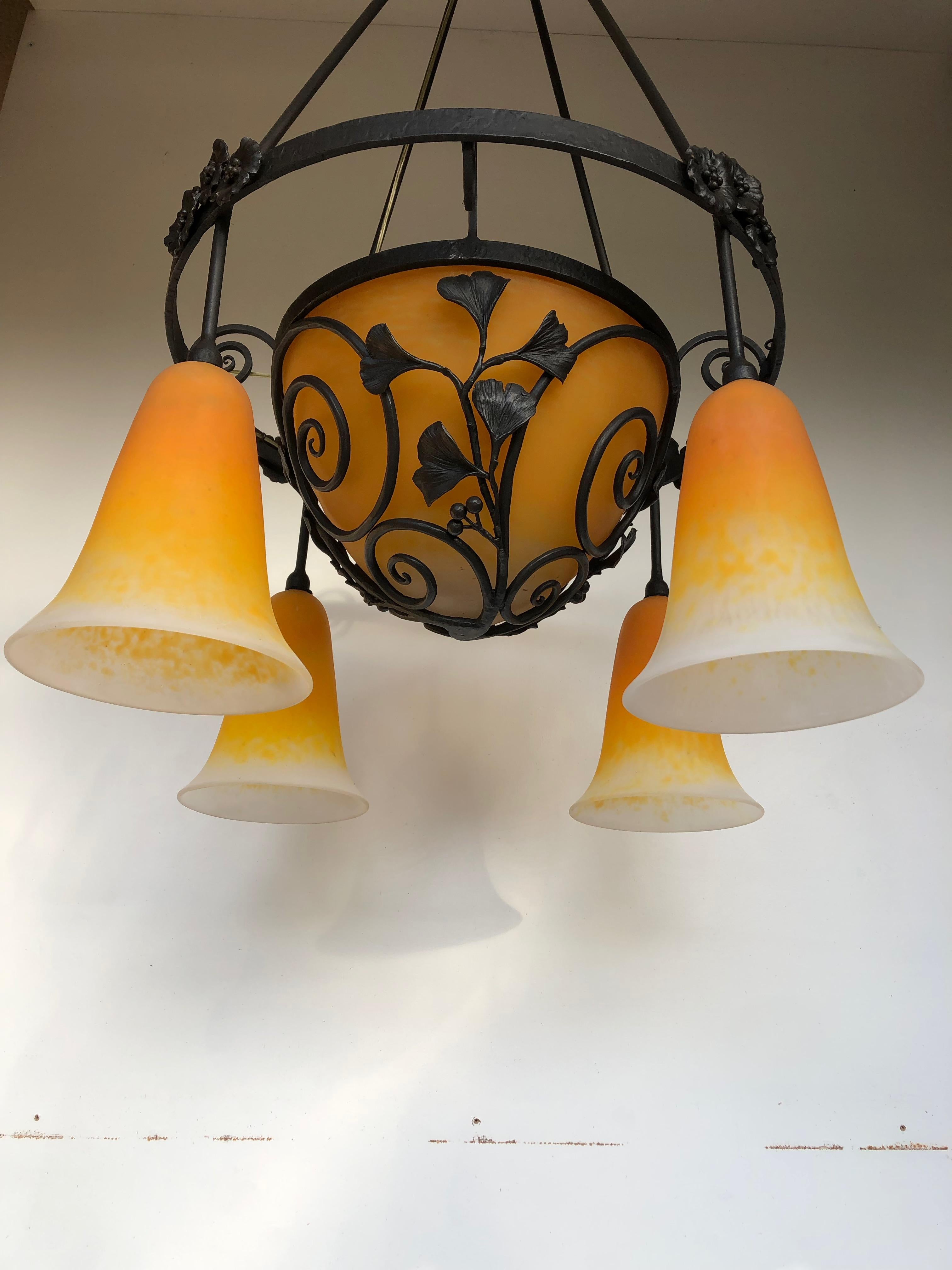 Art deco wrought iron chandelier with ginkgo biloba leaf decoration, circa 1925.
4 tulips and a central glass paste shell signed Daum Nancy.
Frame stamped E Brandt.
Chandelier electrified and in perfect condition.
This chandelier will be