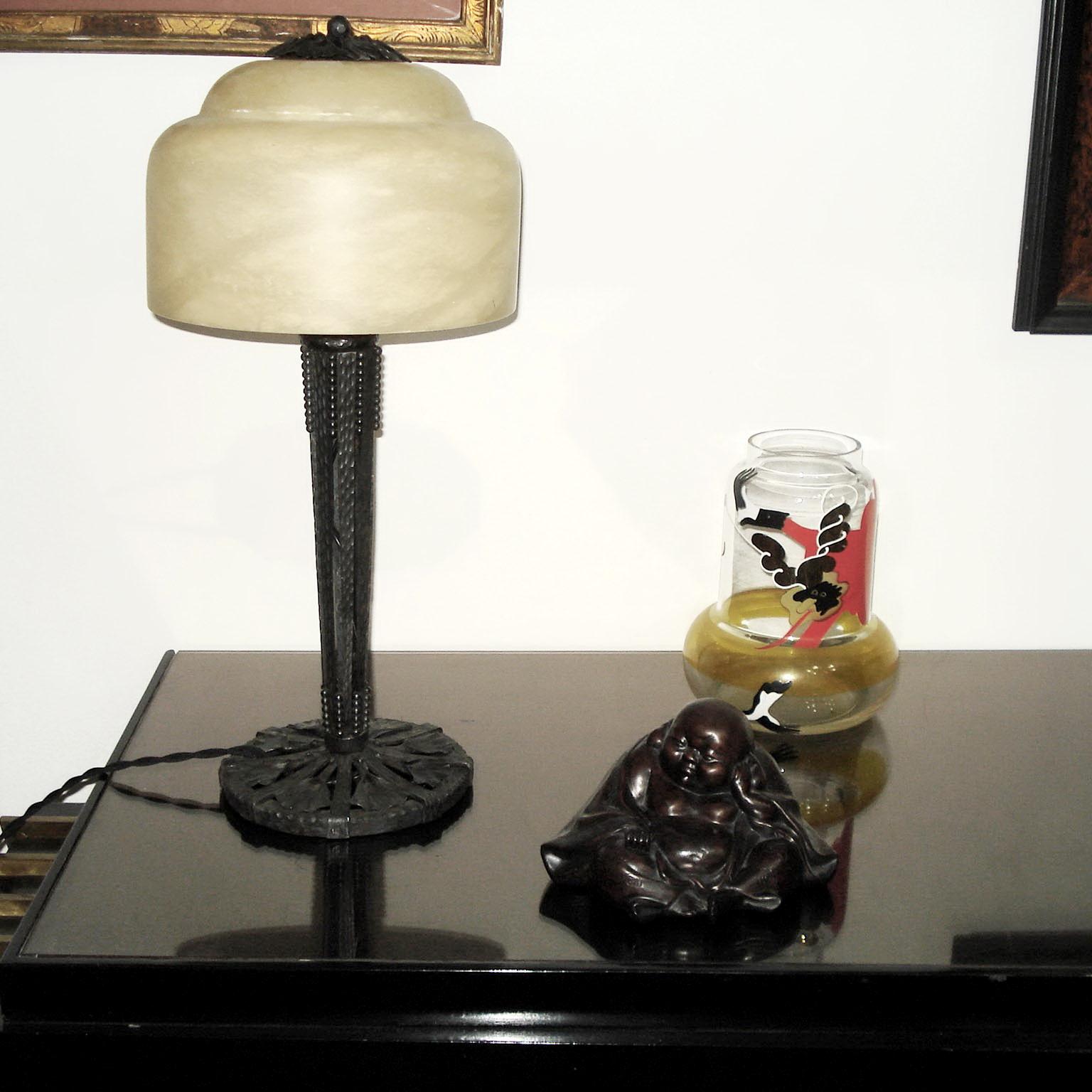 Table lamp by Edgar Brandt, made of wrought iron, with alabaster shade.
Ginkgo leaves motif. Stamped signature to the foot.
Dimensions:
Height 54 cm, diameter 23 cm
Cleaned and newly rewired.