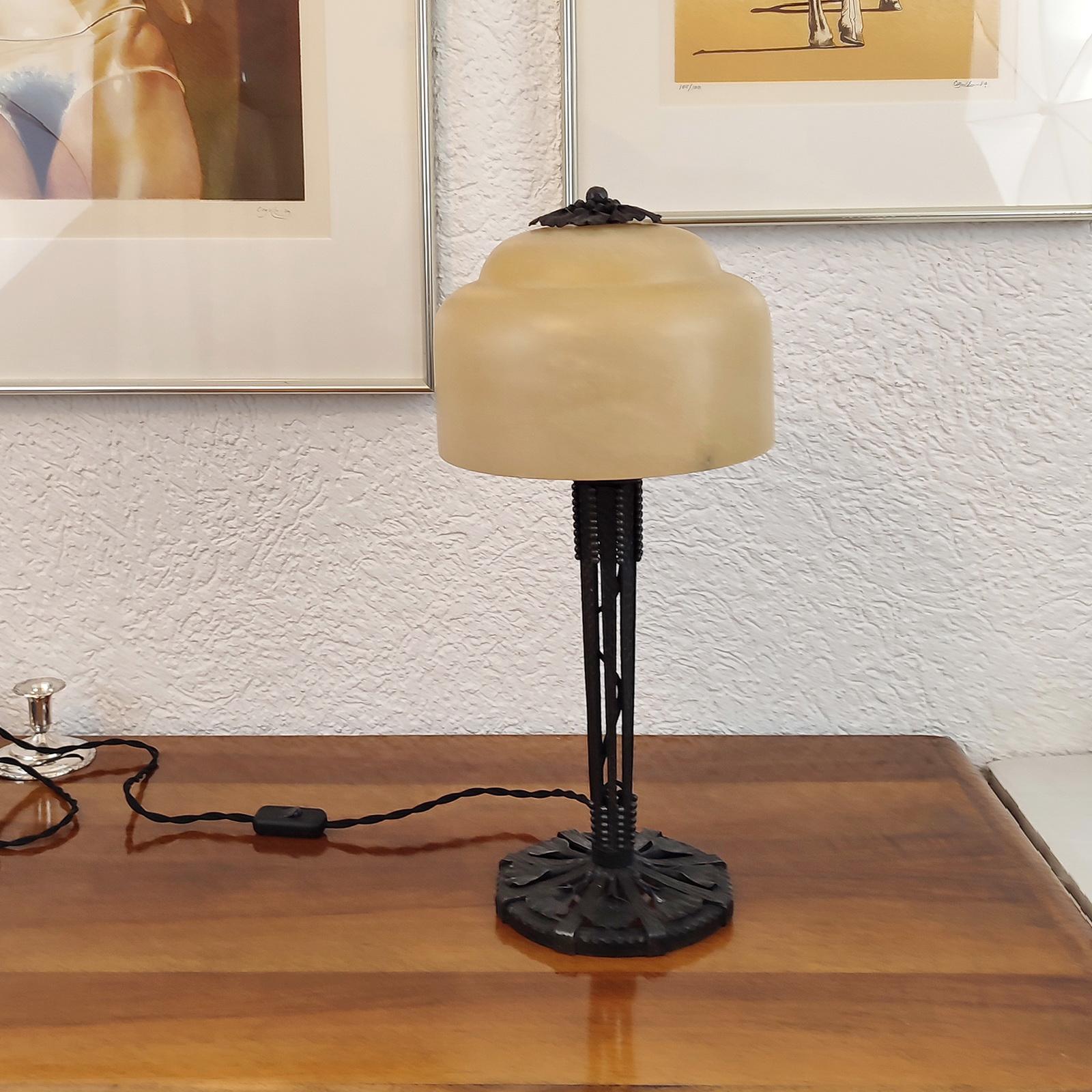 Lampe de table d'Edgar Brandt, en fer forgé, avec abat-jour en albâtre.
Motif des feuilles de ginkgo. Signature tamponnée en bas de page.
Dimensions :
Hauteur 54 cm, diamètre 23 cm
Nettoyé et nouvellement câblé.