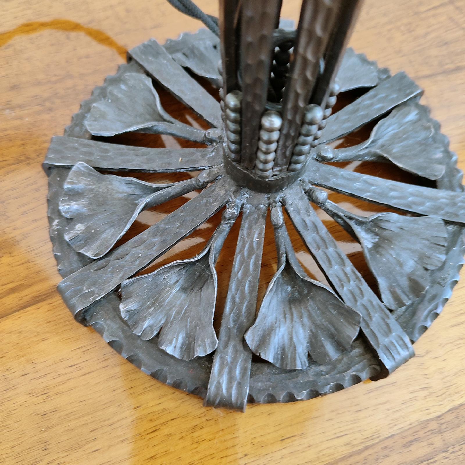 Milieu du XXe siècle Lampe de bureau Art Déco Ginkgo feuilles en fer forgé Edgar Brandt en vente