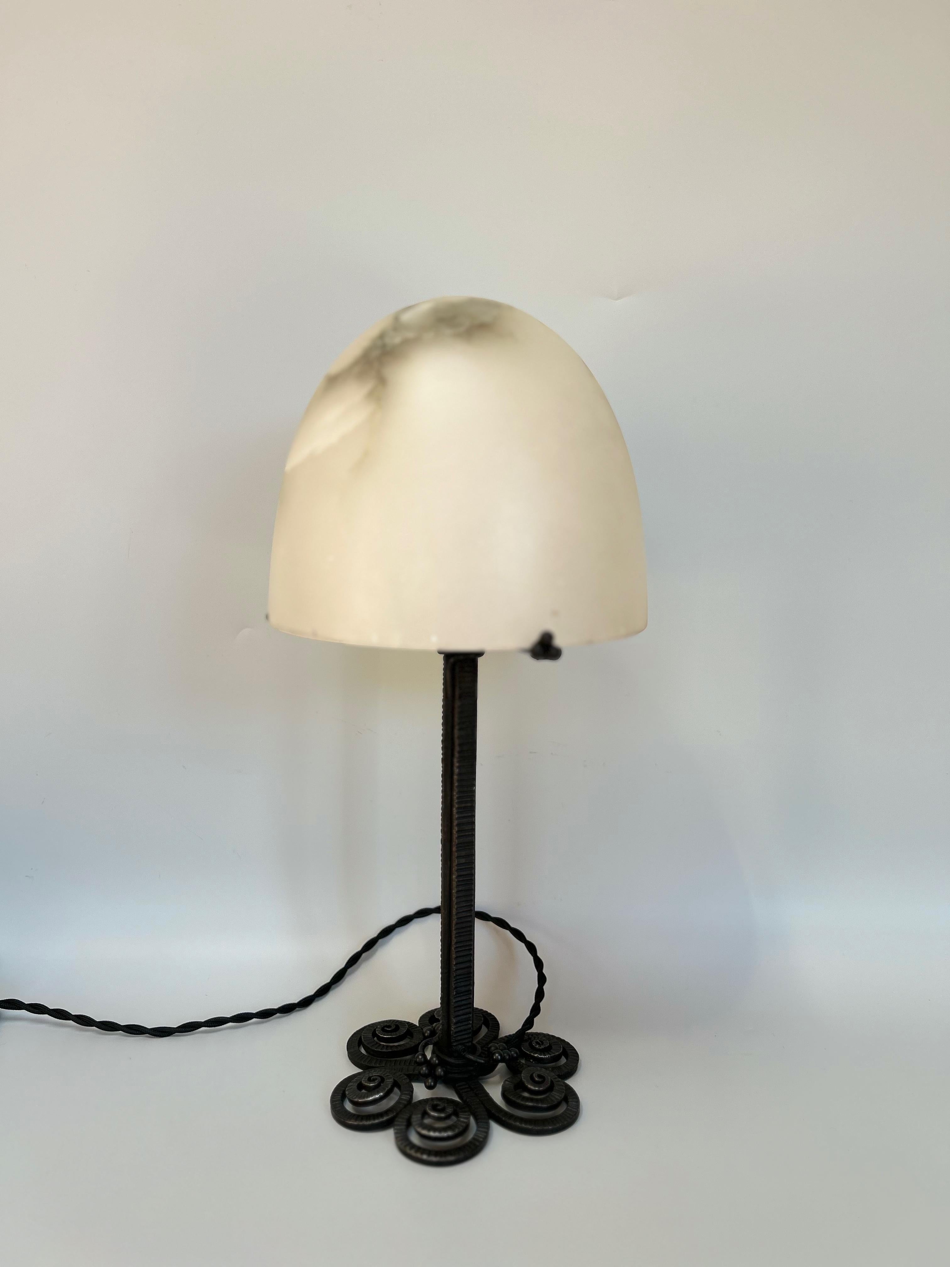 Art deco lamp circa 1925 wrought iron foot stamped E.Brandt. 
Alabaster shell. 
The lamp is electrified and in perfect condition.

Diameter: base 15 cm obus 20 cm
Height: 43 cm
Weight: 3 Kg

Edgar Brandt was born in Paris in 1880 and studied at the