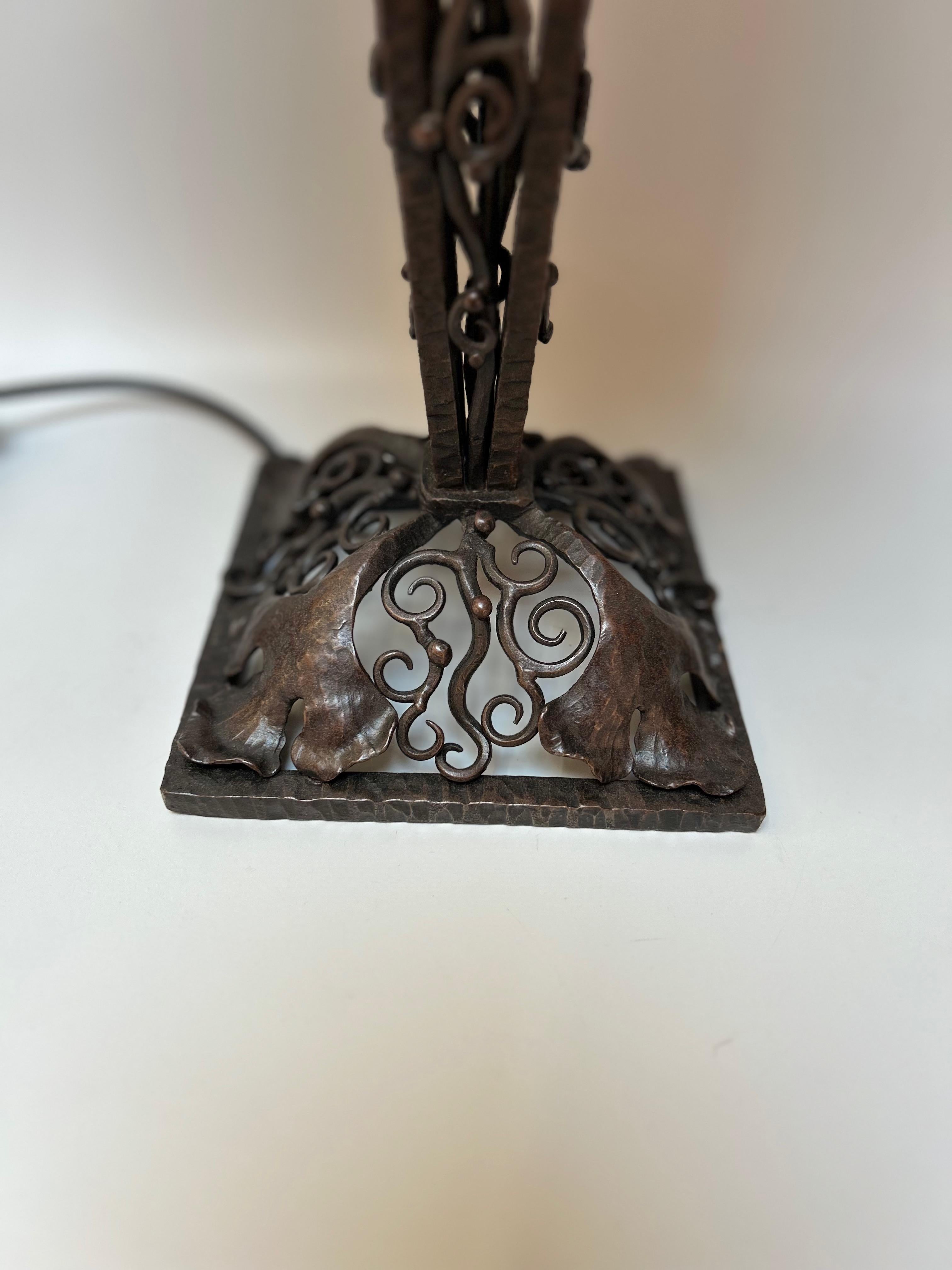 Lámpara Art Déco circa 1925. 
Base de hierro forjado decorada con algas y espirales.
Tapa de alabastro estampada E. Brandt. 
Electrificada, en perfecto estado.
 Altura: 48 cm 
Diámetro del caparazón: 20 cm
Anchura de la base: 14 cm
Profundidad de la