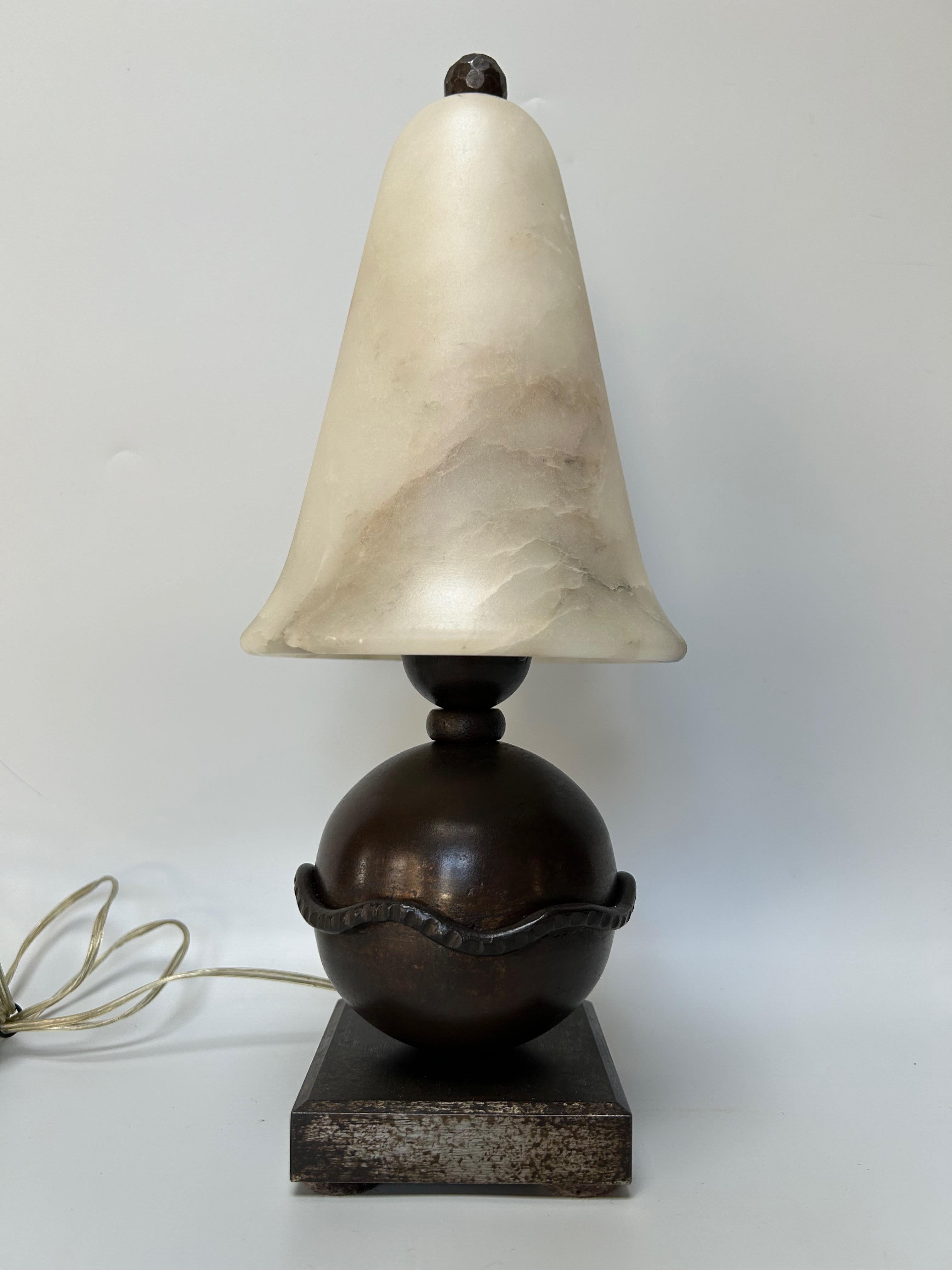 Art deco lamp circa 1925.
Wrought iron base, sphere model.
Alabaster tulip.
Electrified, B22 socket, bayonet LED bulb.
In perfect condition.

Height: 33cm
Width: 9 cm
Depth: 9cm
Weight: 3.1 kg

Edgar Brandt was born in Paris in 1880 and studied at