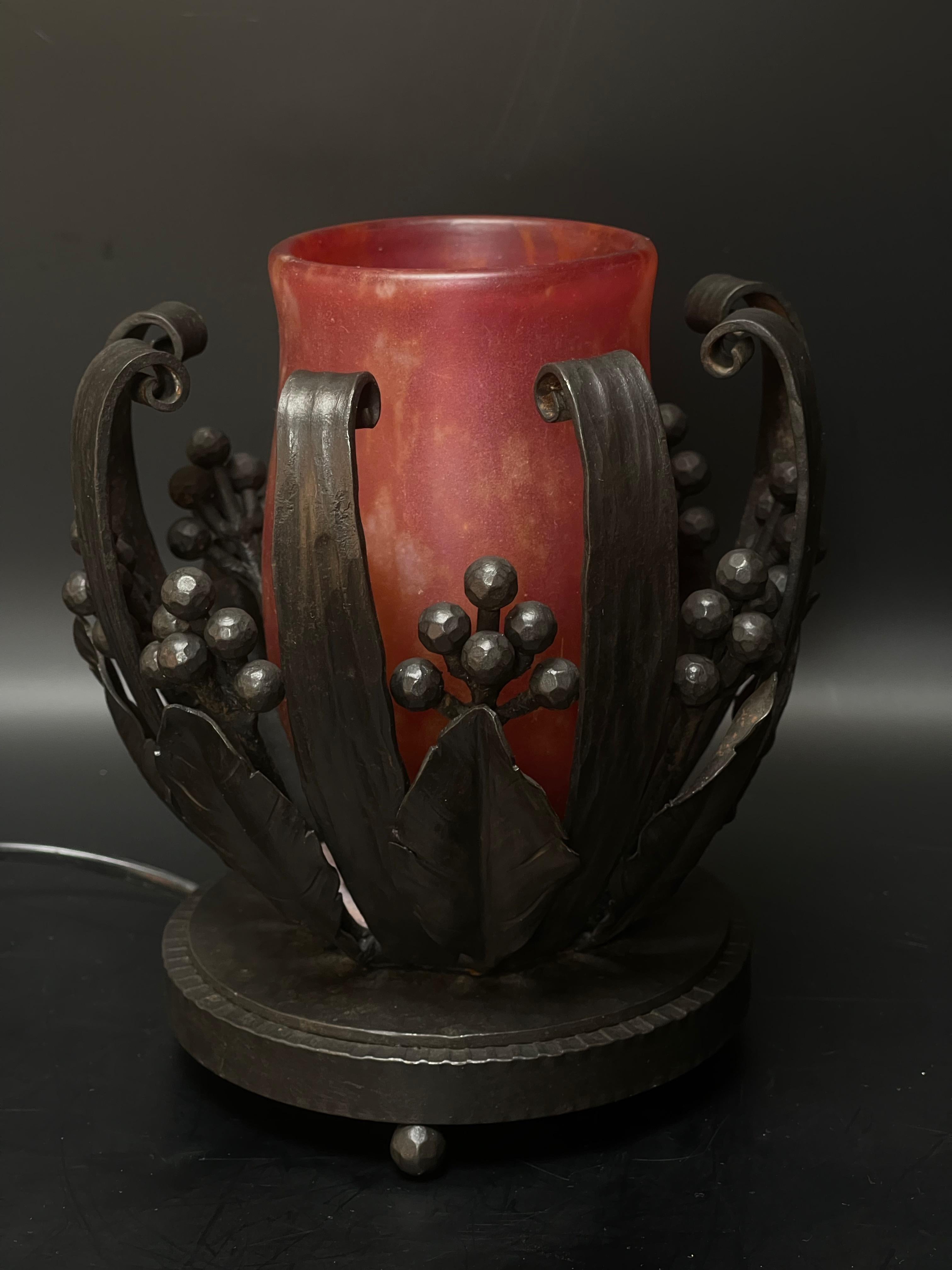 Art Deco night light around 1925 in wrought iron with floral decoration Stamped E. Brandt on the base.
Tulip in raspberry colored glass paste speckled with cream signed Daum Nancy.
Electrified and in perfect condition.
Diameter: 13 cm
Height: 18