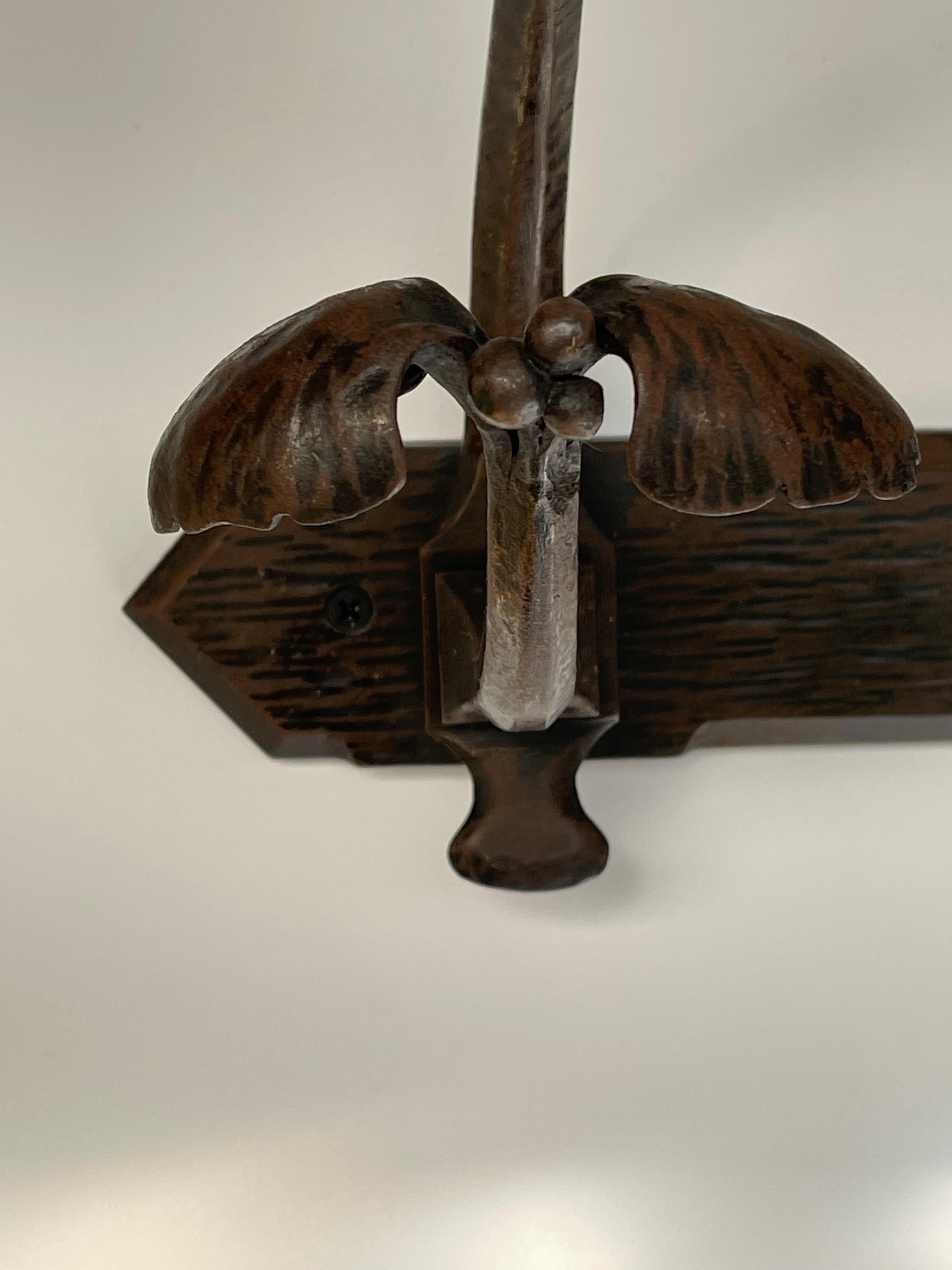 Art deco coat rack circa 1910 by Edgar Brandt.
Stamped Brandt.
Wrought iron decorated with ginko biloba leaves.
In perfect condition, ready to hang.
2 fixing holes.

Height: 34cm
Depth: 18cm
Width: 90cm
Weight: 8 Kg

You can contact me