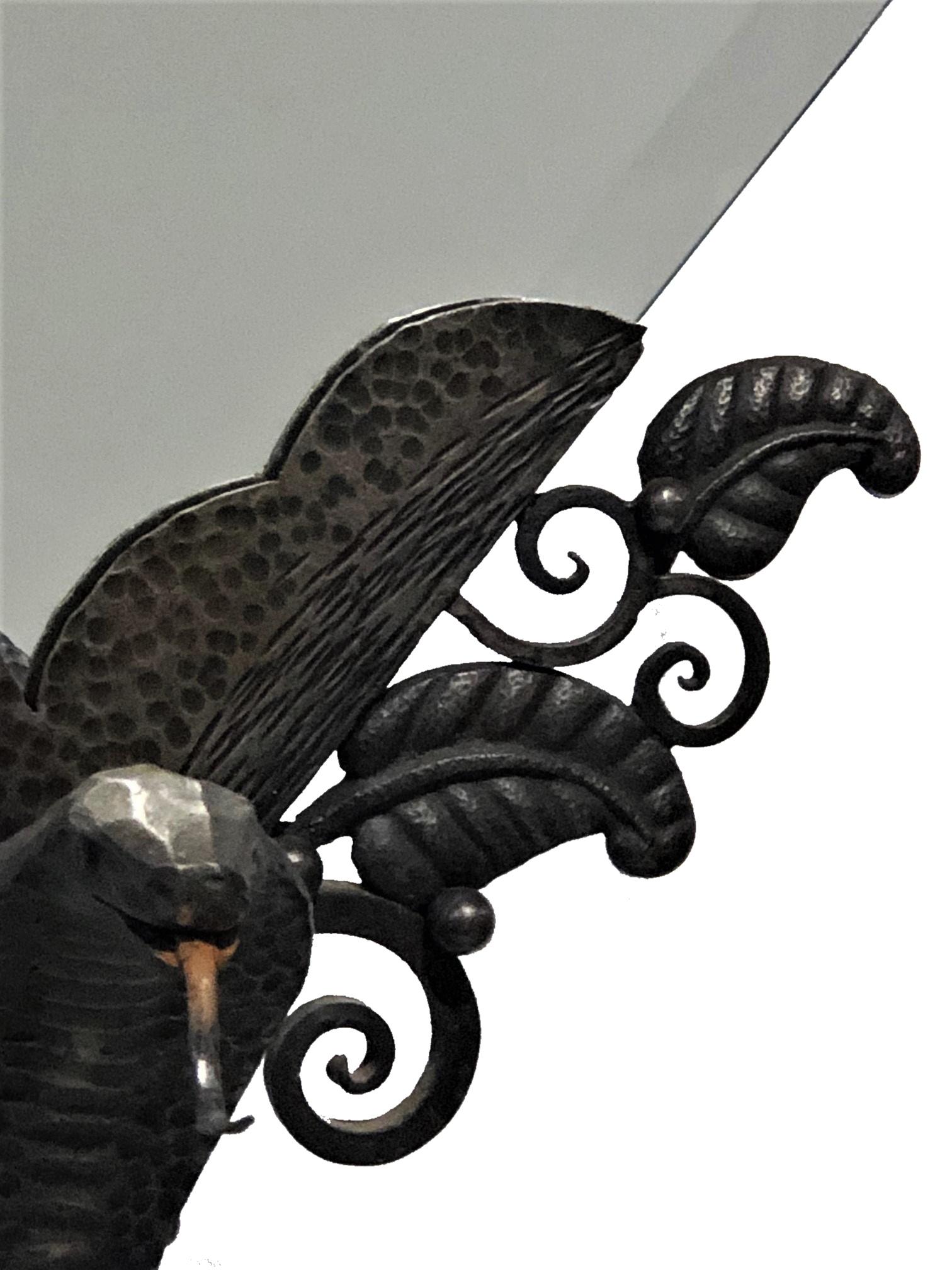 Französischer Art déco
Tischspiegel mit Schlangensockel
Schmiedeeisen
CIRCA 1920

ÜBER
Dieser elegante, schmiedeeiserne amerikanische Art-Déco-Tischspiegel von außergewöhnlichem Design zeichnet sich durch feinstes Schmiedeeisen, einen Standfuß mit