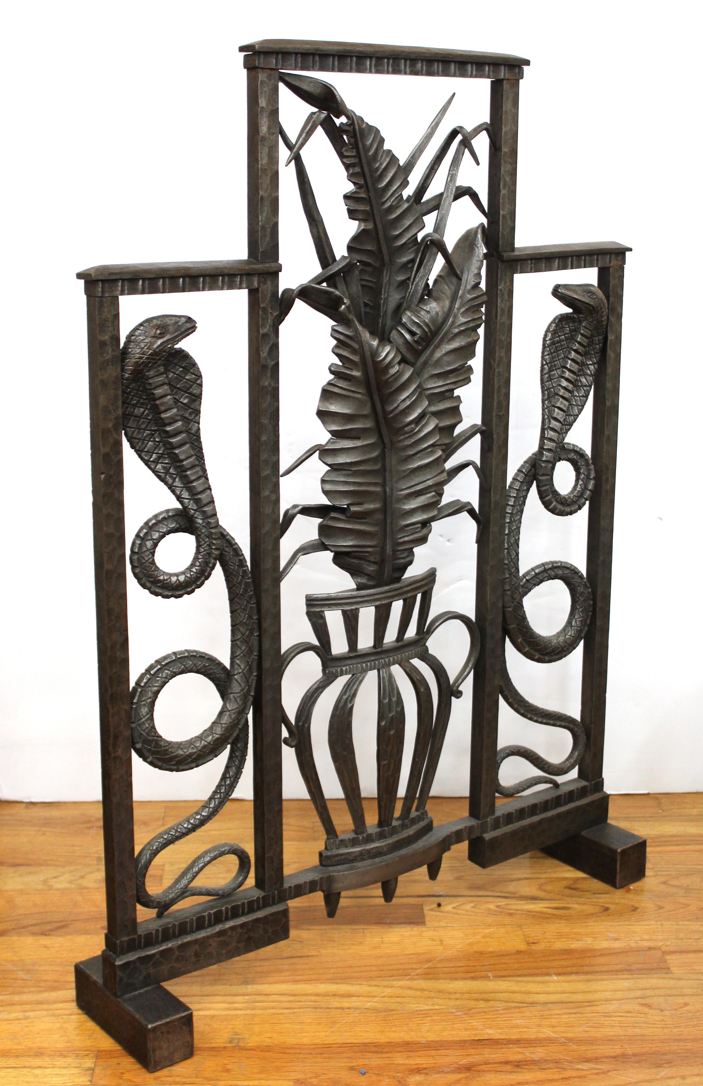 Art Deco fireplace screen attributed to Edgar Brandt and made in bronze. The piece depicts a vase with leaves in the center part, flanked by snakes on both sides. In great vintage condition with age-appropriate wear and use.