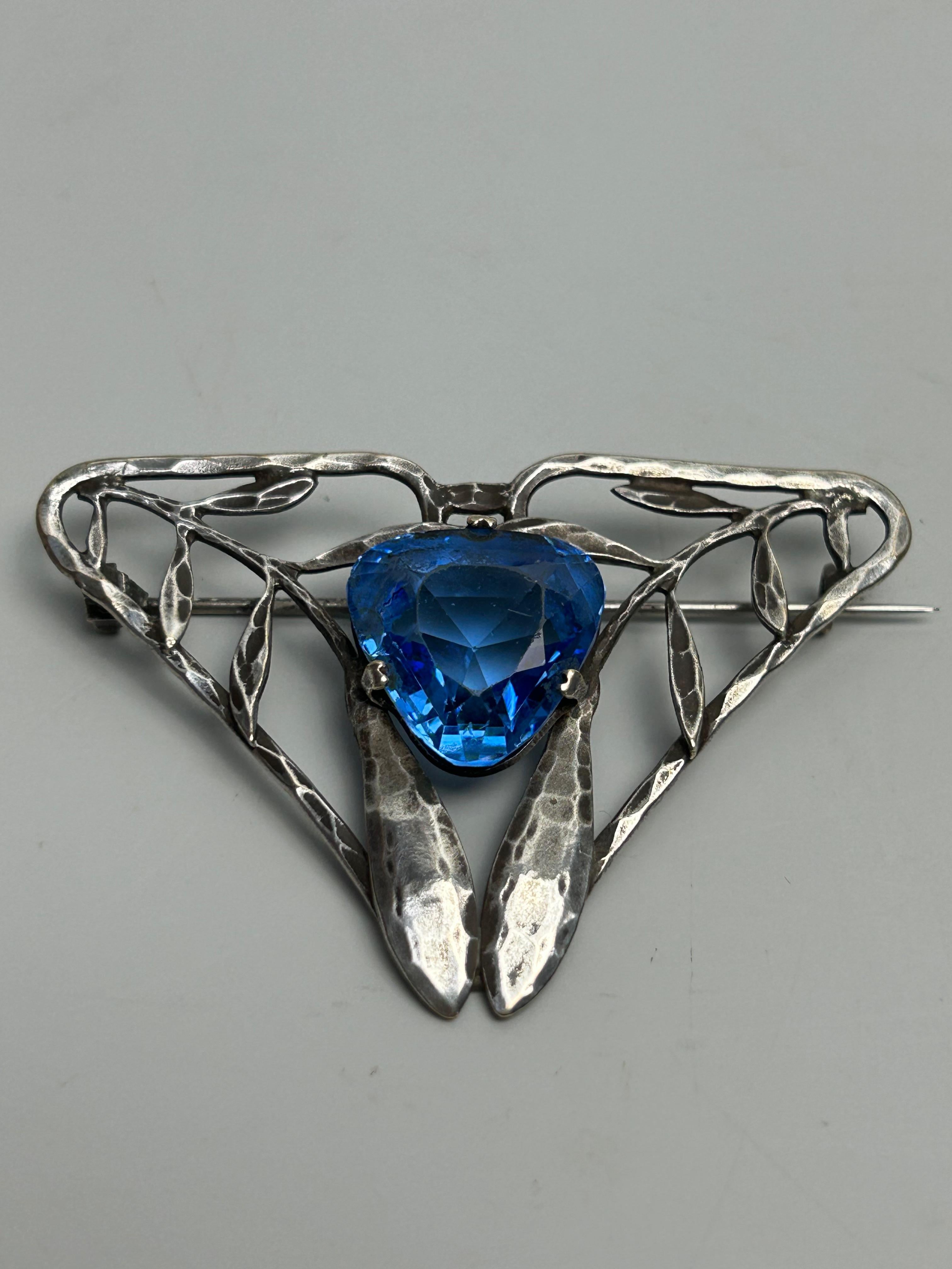 Edgard Brandt, Rare art nouveau brooch.
Blue heart-cut glass set in the middle.
Foliage finely hammered with the mastery of Brandt's work on wrought iron.
Signed Edgard Brandt.
Note a chip on the stone.
Width: 6.2 cm
Height: 4.1 cm
Thickness: 0.7