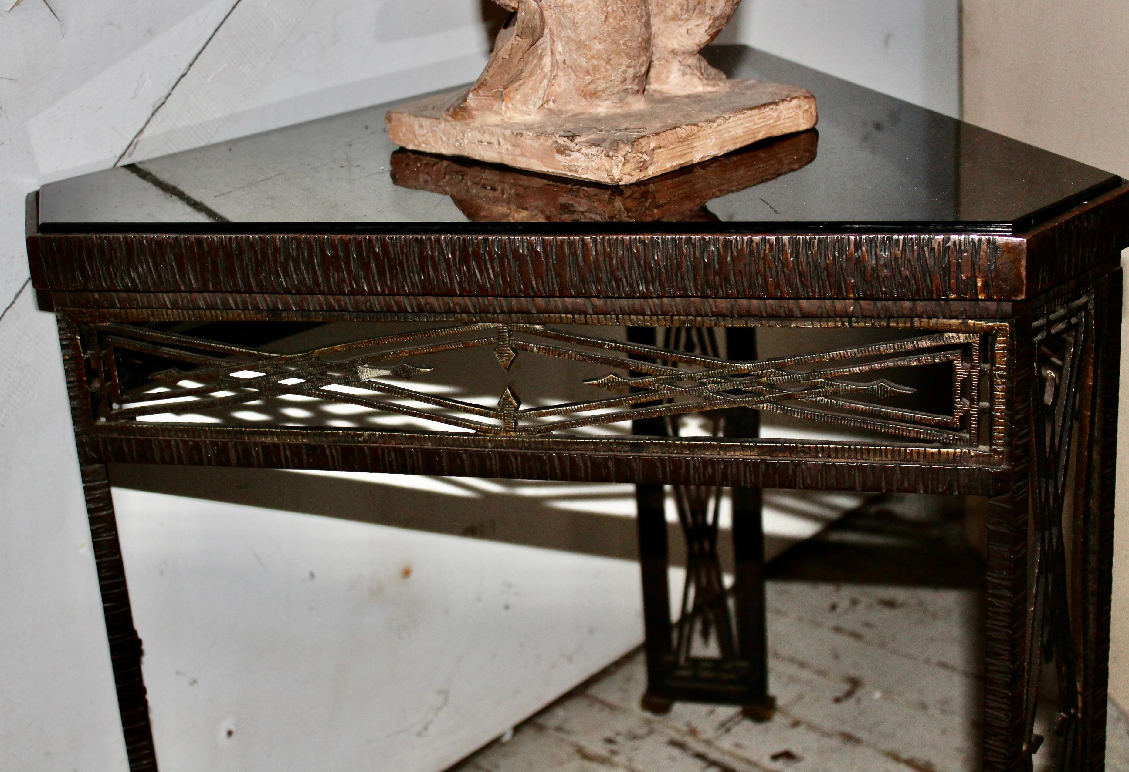 Mesa Pequeña Art Decó Estilo Edgar Brandt en Bueno estado para la venta en Sharon, CT