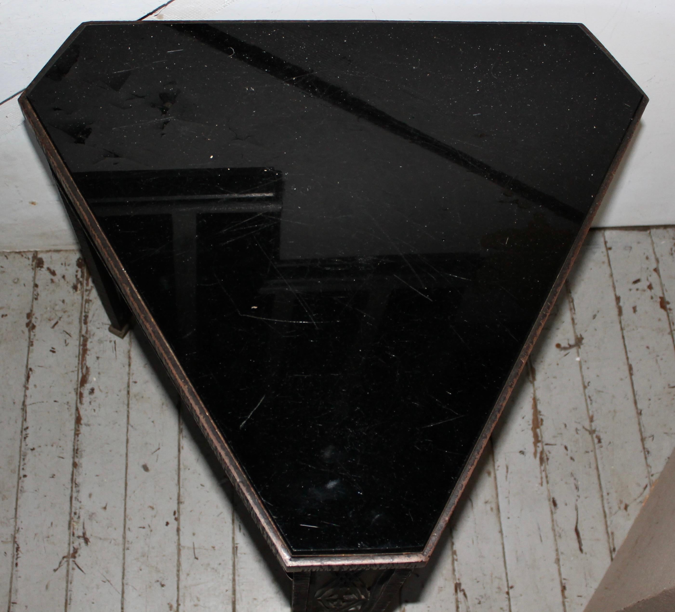 Mesa Pequeña Art Decó Estilo Edgar Brandt principios del siglo XX en venta