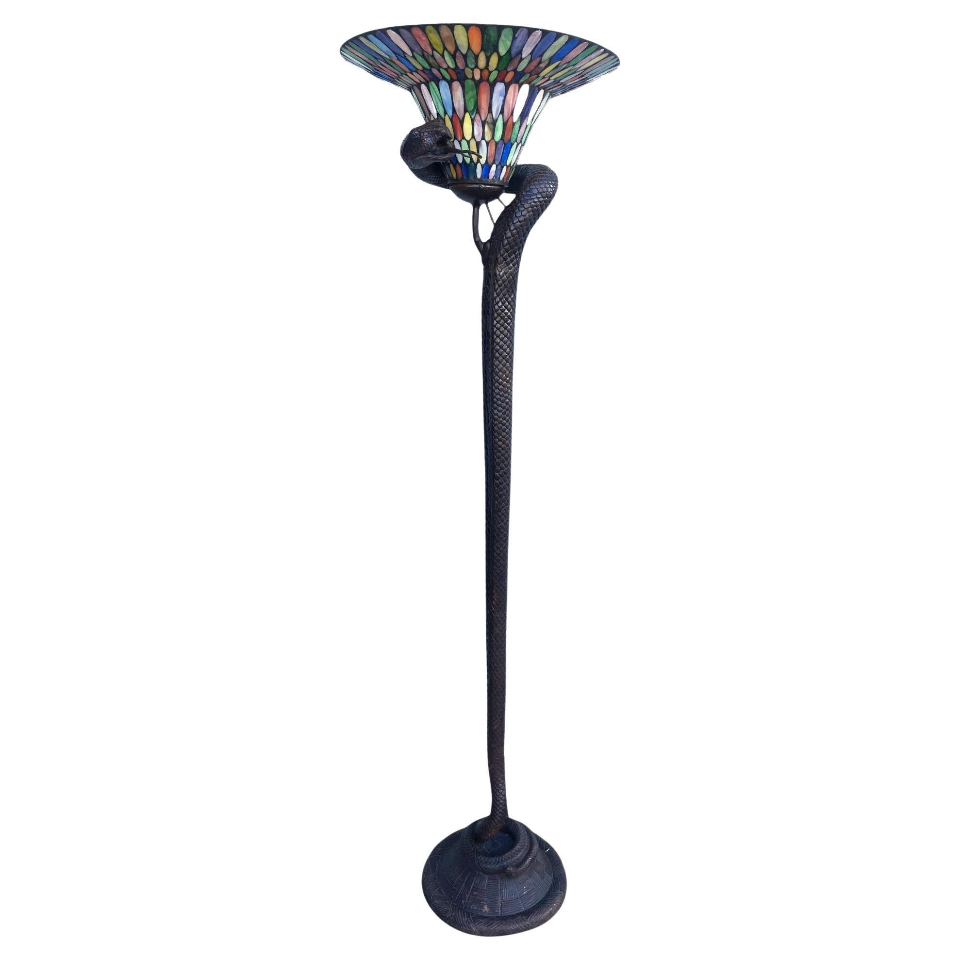 Edgar Brandt Stil Handgegossene Bronze-Schlangen-Stehlampe mit Buntglas-Schirm