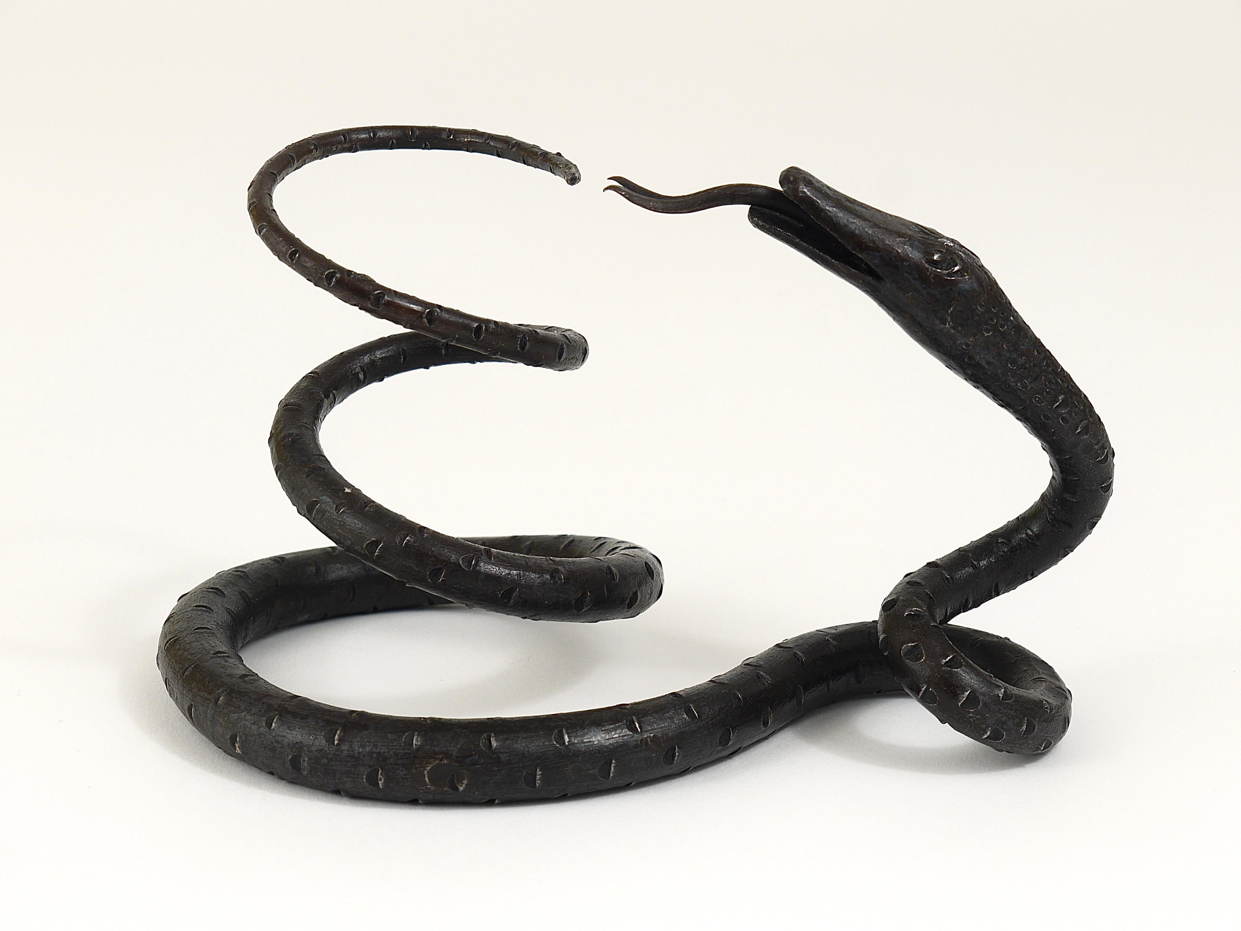 Ein schmiedeeisernes Modell einer Schlange aus der Jugendstilzeit. Hochwertige Handwerkskunst, handgefertigt aus geschmiedetem Eisen von einem Wiener Schlosser in den 1920er Jahren.
Ein dekoratives Objekt, das sich gut in Ihrem Regal machen würde,