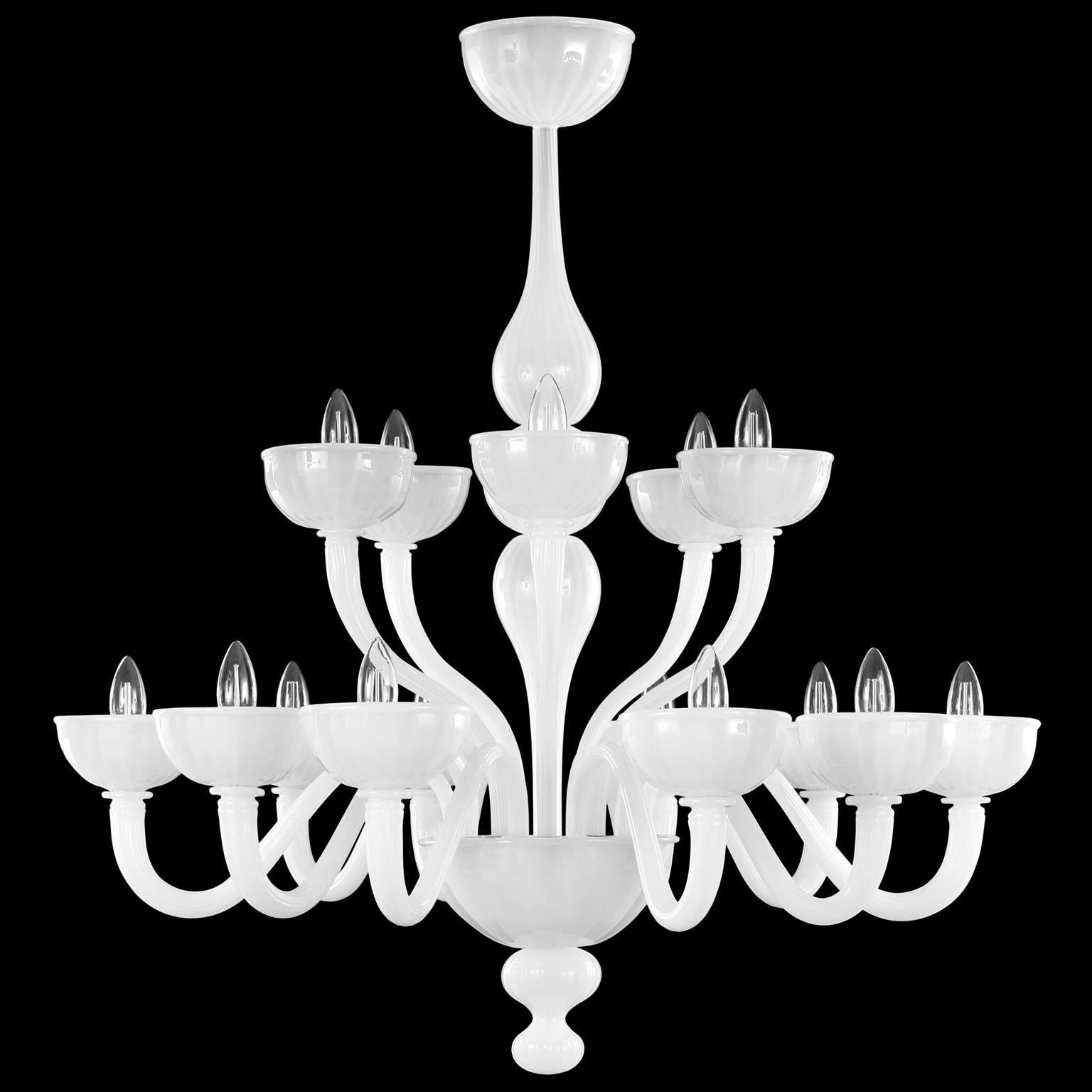 Edgar chandelier, 10+5 lights, white silk rigadin Murano glass by Multiforme
Edgar Murano glass chandelier is one of those chandeliers in our collections that stands out thanks to its harmonious and balanced shapes. We have designed a chandelier