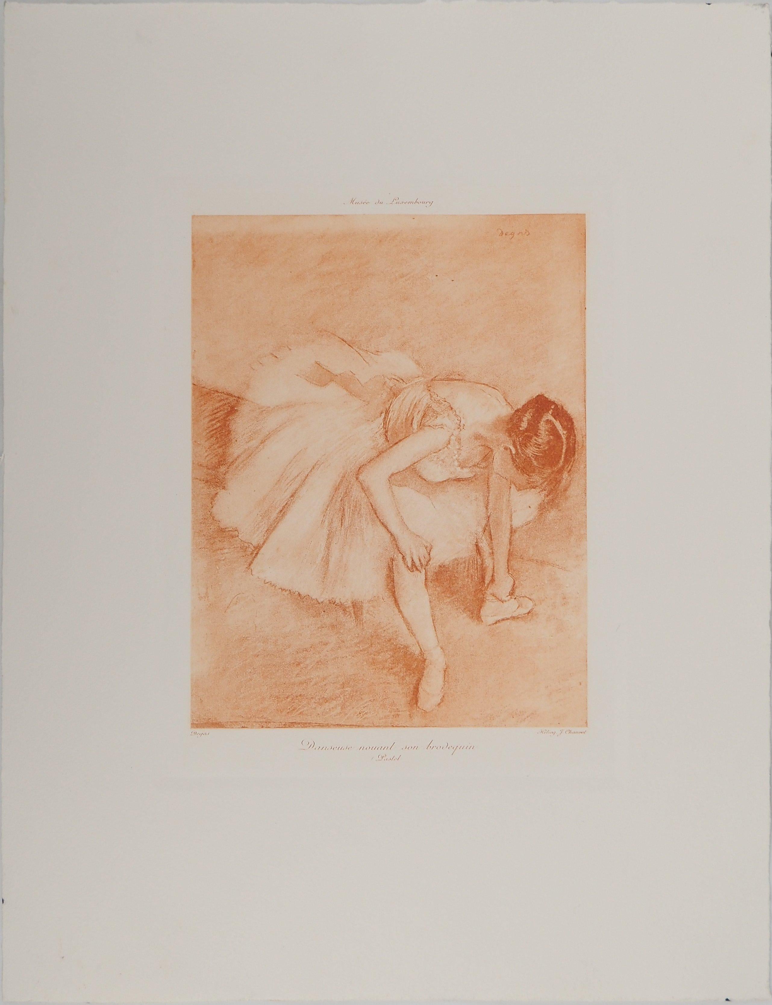 Bailarina poniéndose la zapatilla - Aguafuerte - Print de Edgar Degas