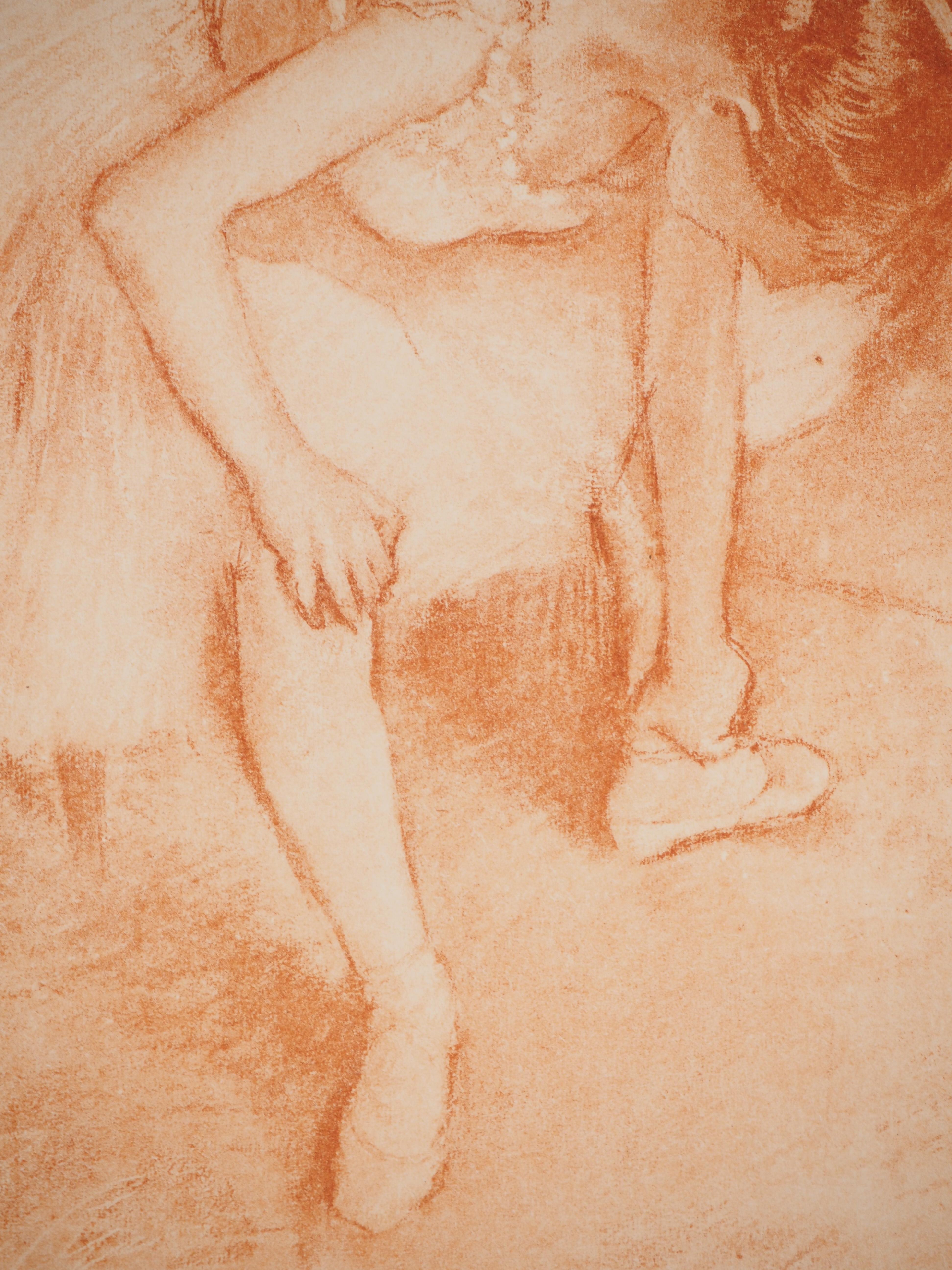 Edgar DEGAS (1834-1917)
Bailarina poniéndose la zapatilla (Bailarina atándose el brodequín)

Heliograbado según un pastel del artista
Grabado por J. Chauvet
Firmado en la placa
Sobre vitela, 50 x 38 cm (c. 20 x 15 pulg.)

INFORMACIÓN: Este
