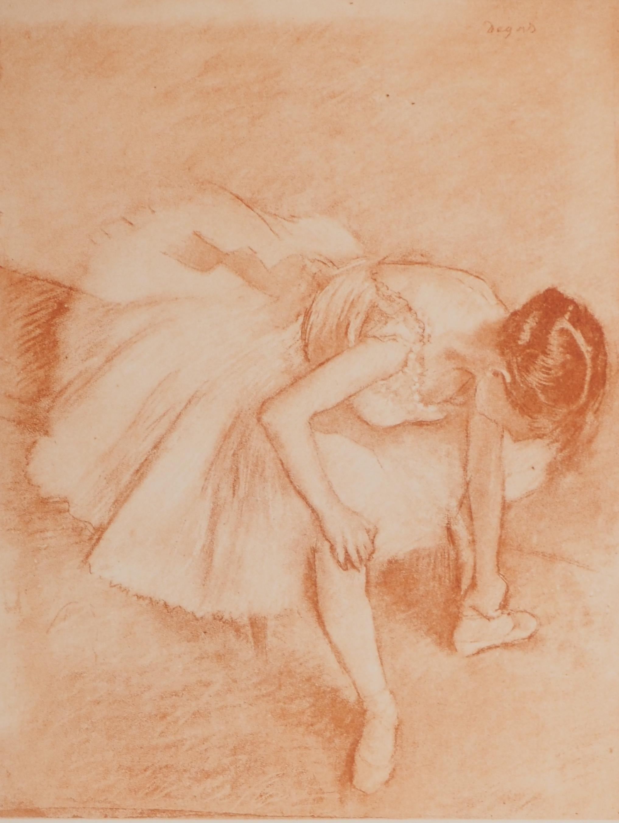 Figurative Print de Edgar Degas - Bailarina poniéndose la zapatilla - Aguafuerte
