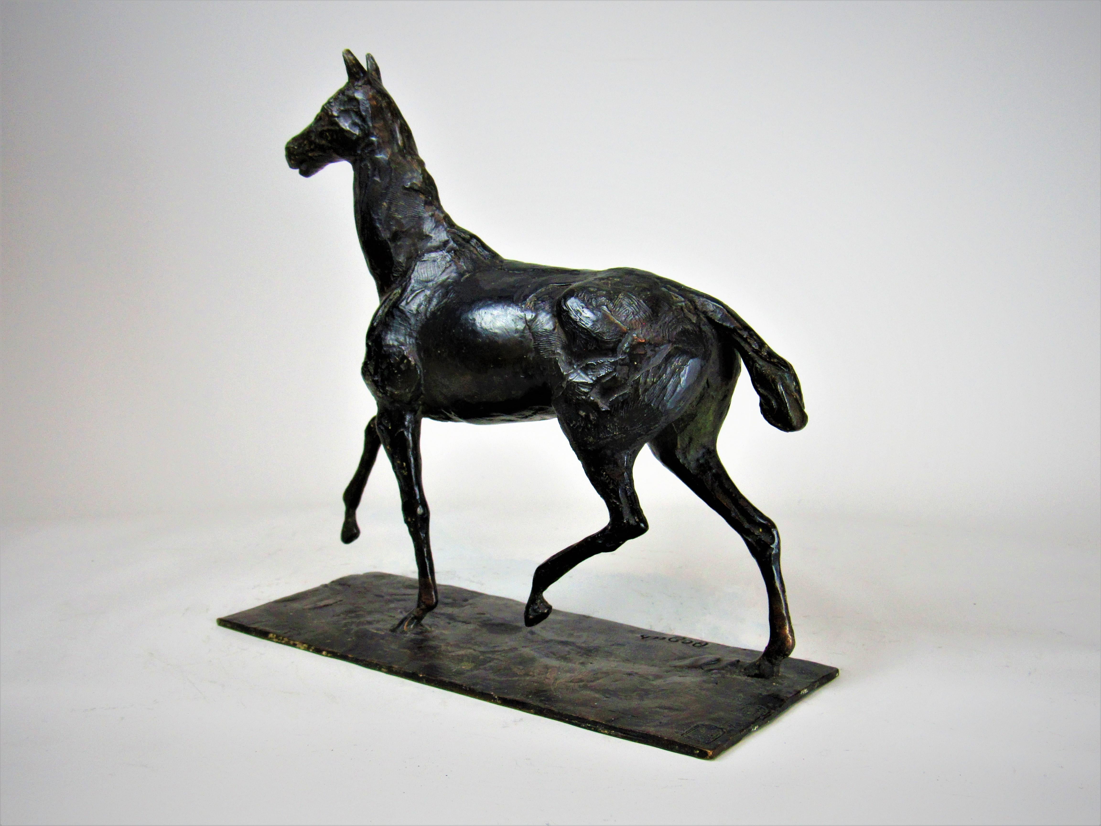 Cheval marchant au pas relevé ist eines der elegantesten und anspruchsvollsten Pferdemodelle des Künstlers. Es unterstreicht Degas' tiefes Verständnis für die Anatomie des Pferdes und seine Fähigkeit, es mit Leichtigkeit und Charme darzustellen.