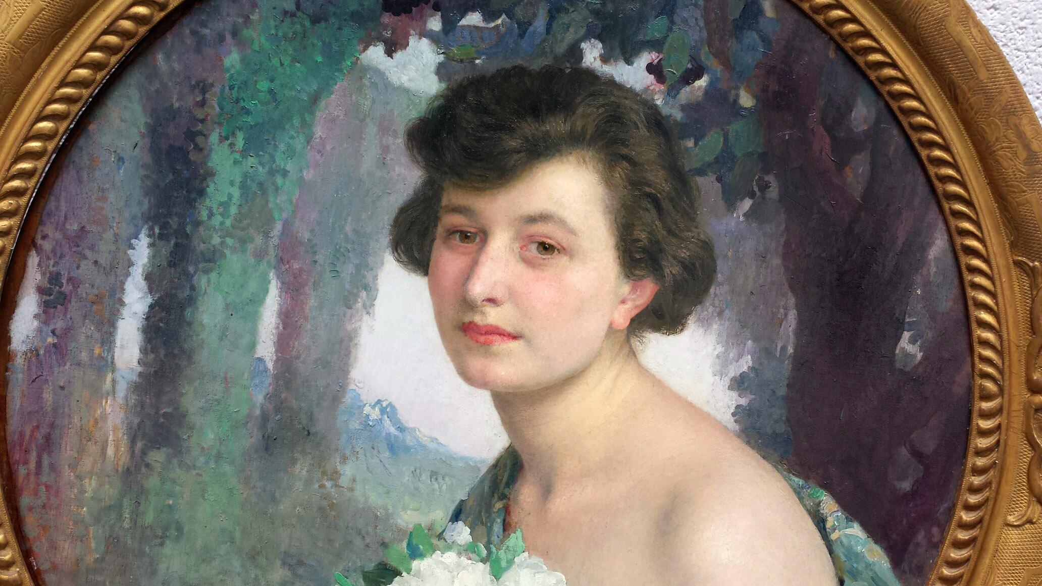 Eine elegante Frau, die weiße Rosenblüten hält, Porträt Champetre, französische Symbolistin  (Grau), Figurative Painting, von Edgar Maxence