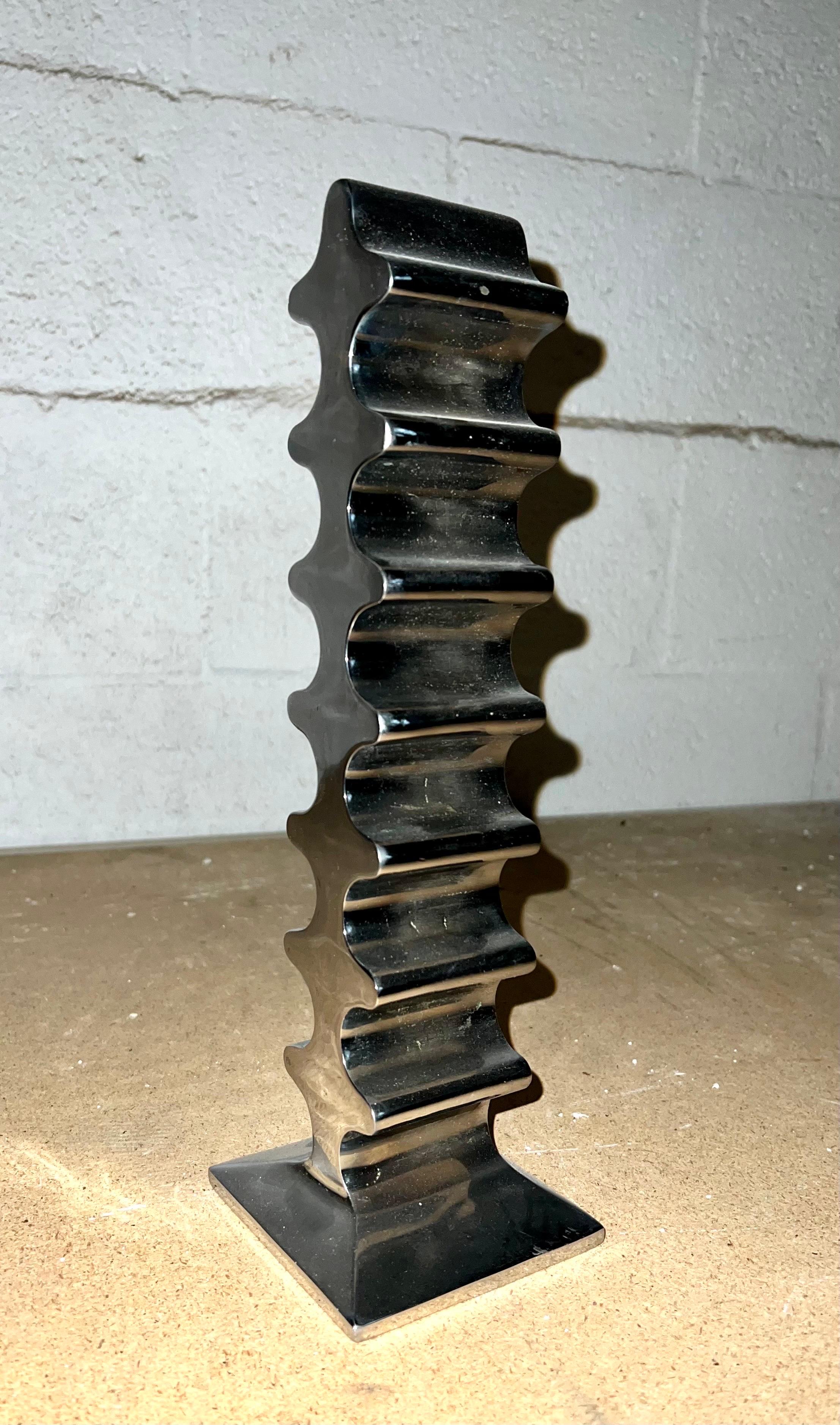 Lateinamerikanische abstrakte geometrische architektonische Skulptur aus Chrombronze und Bronze, E. Tafur im Angebot 8