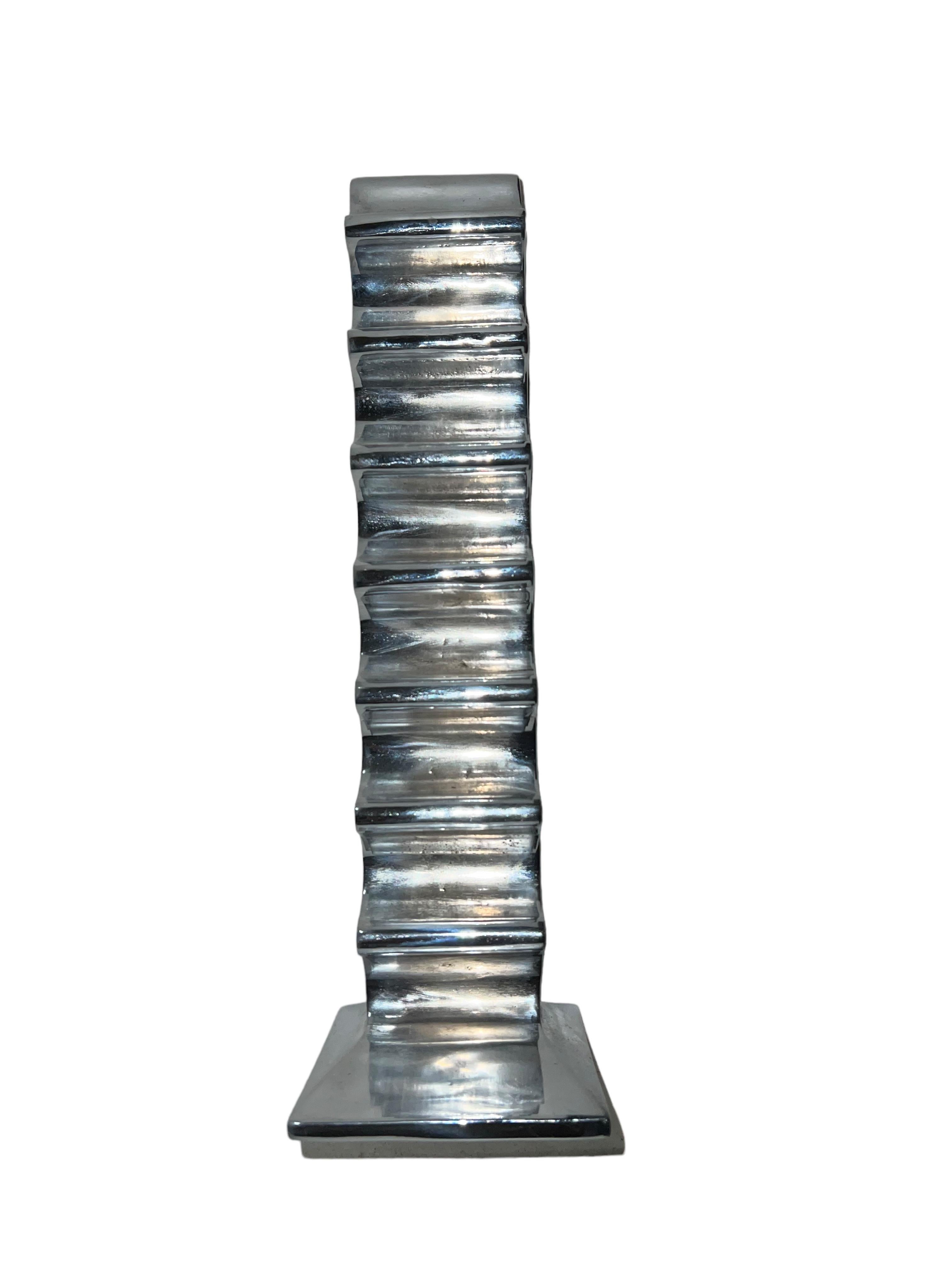Lateinamerikanische abstrakte geometrische architektonische Skulptur aus Chrombronze und Bronze, E. Tafur im Angebot 10