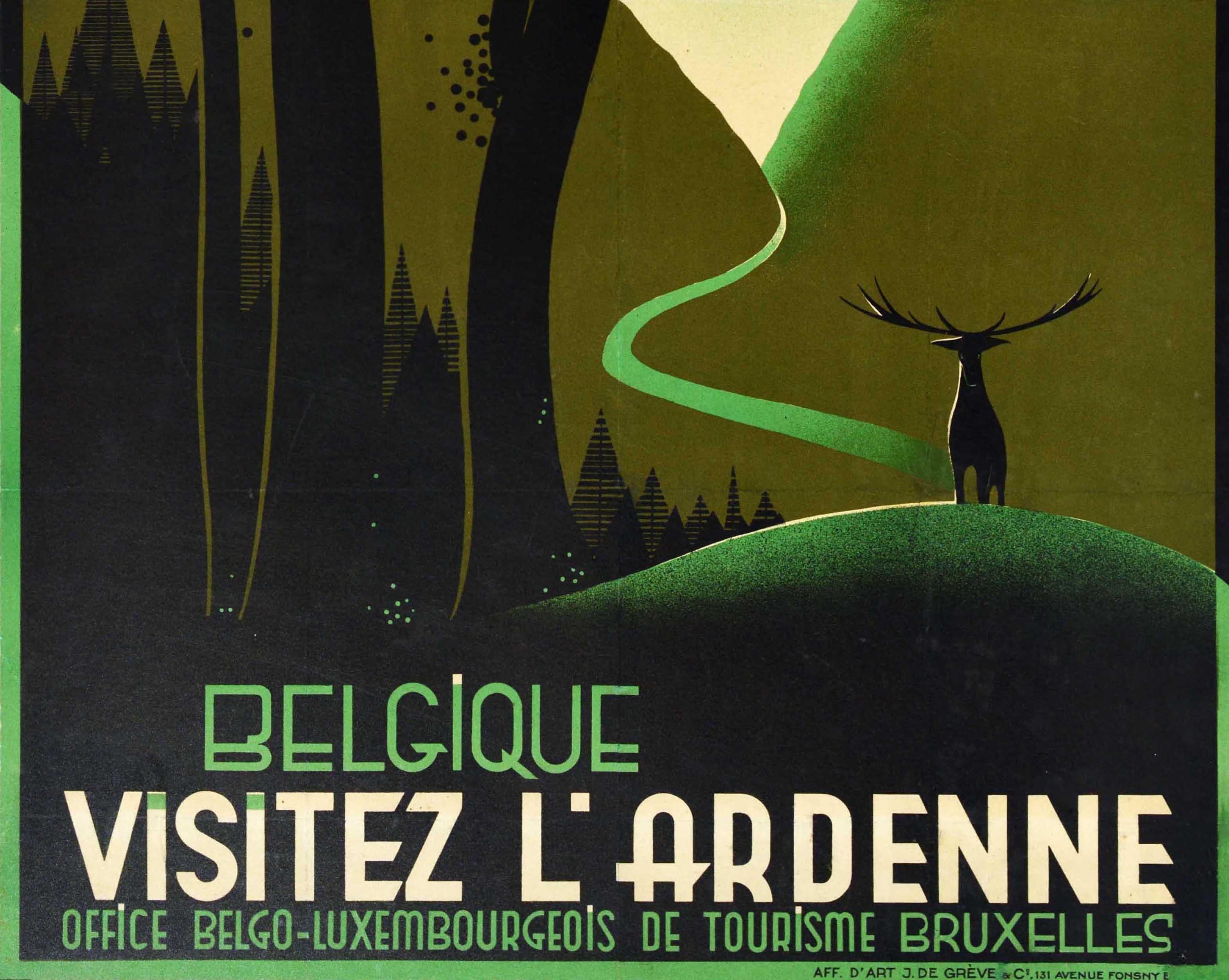 Original Vintage-Reiseplakat mit einem atemberaubenden Art-Déco-Design, das die Silhouette eines Hirsches zeigt, der in der belgischen Landschaft steht, mit Bäumen, die in den Himmel ragen, im Vordergrund und einem Wald, einem Flusstal und Hügeln im