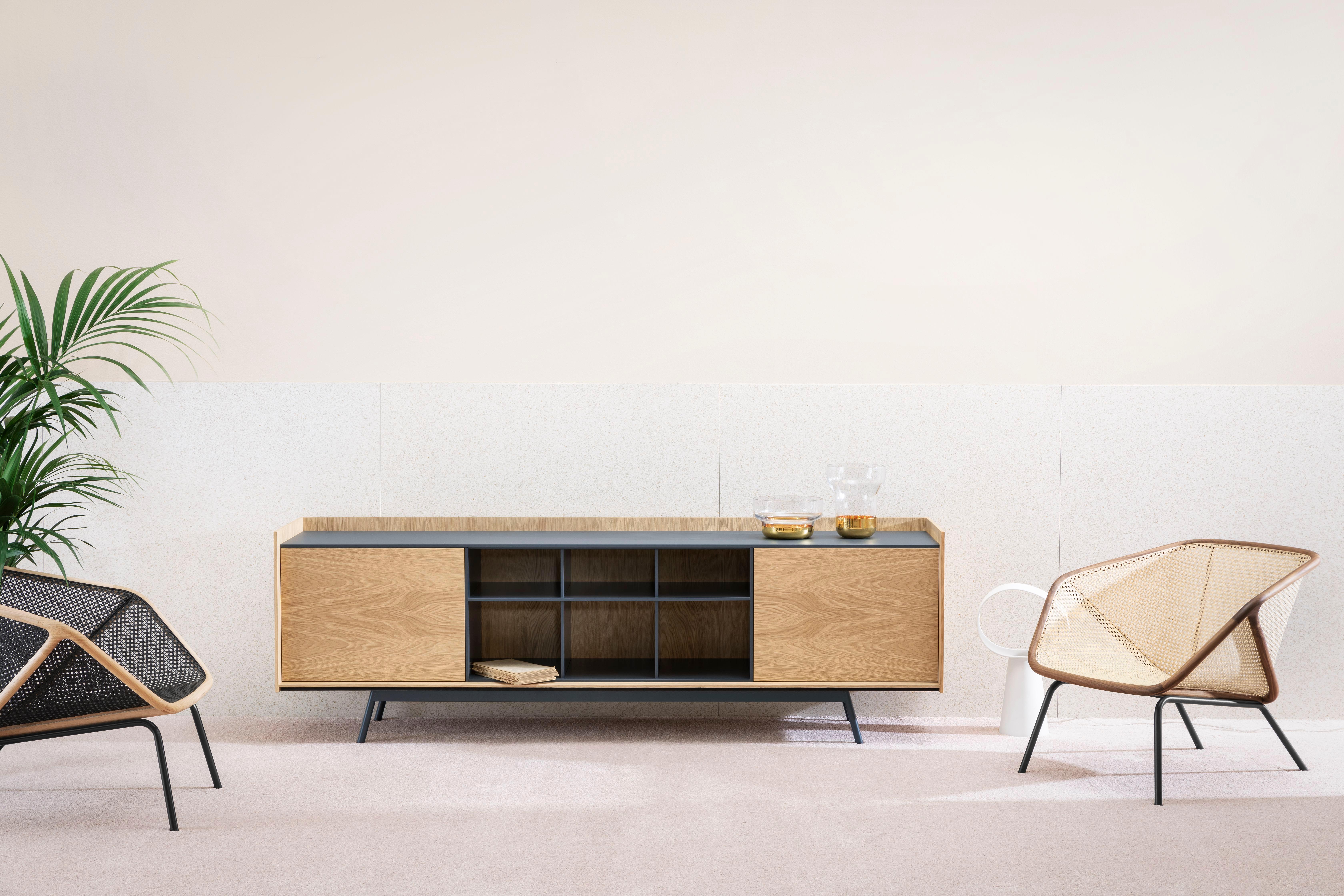 The Edge sideboard is available in various dimensions, doors and structures. Structure options include flamed oak, heat-treated oak or Canaletto walnut. Top and open compartment are in wooden finish, lacquered in white, black, silk grey, dusty grey