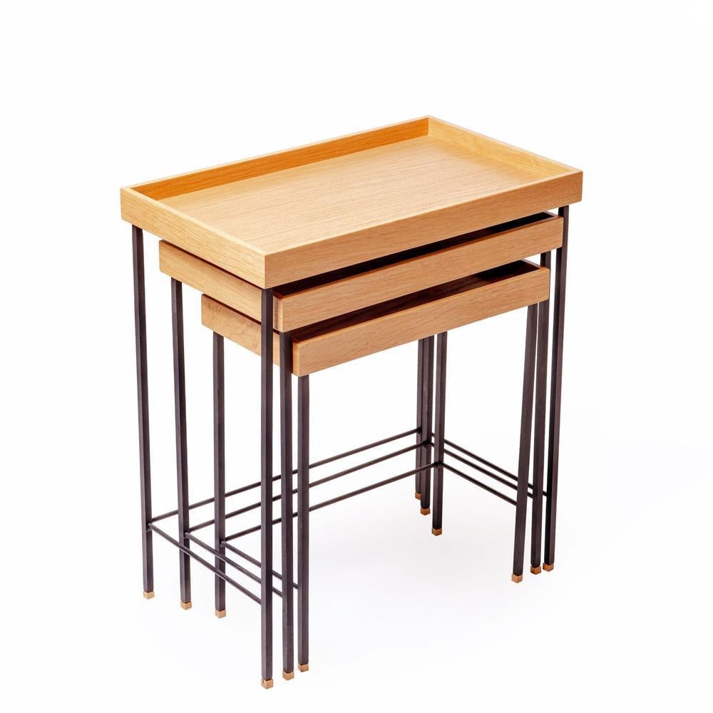 --Su tablero tiene cantos de roble natural de primera calidad y una base con chapas naturales seleccionadas prensadas sobre MDF. 
- Se utiliza una mesa nido con tablero de roble y patas de metal.
-Incluida en la Serie EDGE, esta mesa nido es una