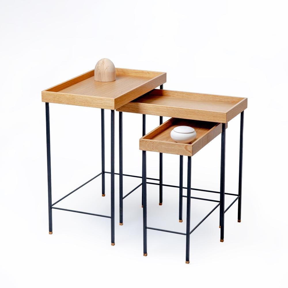 Mesa nido EDGE, tablero de roble, patas de metal negro, miel Turco en venta