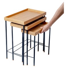 Mesa nido EDGE, tablero de roble, patas de metal negro, miel