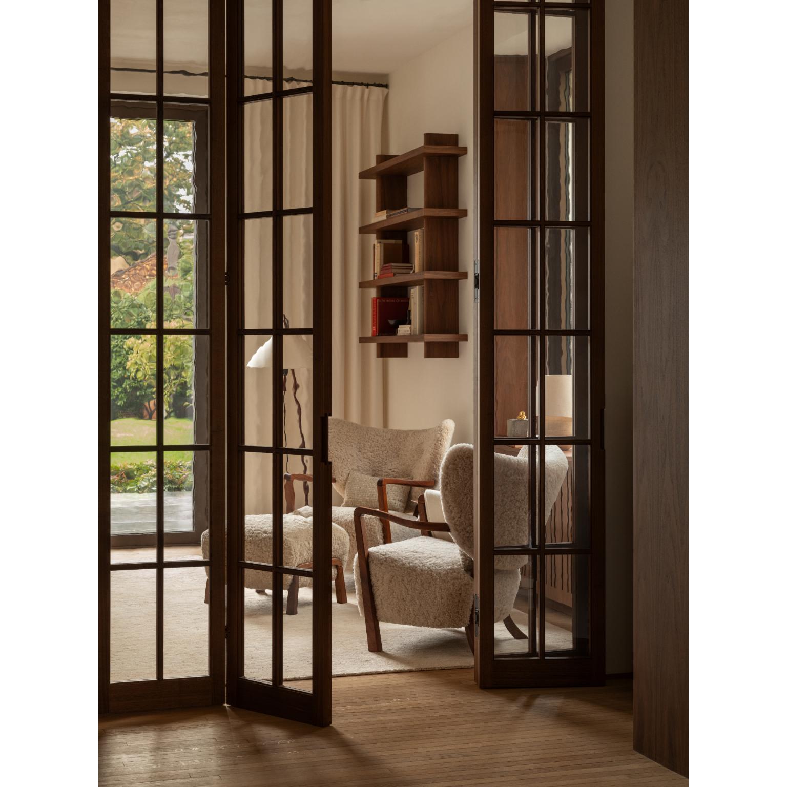 XXIe siècle et contemporain Etagère Edge en placage de noyer avec revêtement transparent satiné par Veermakers en vente