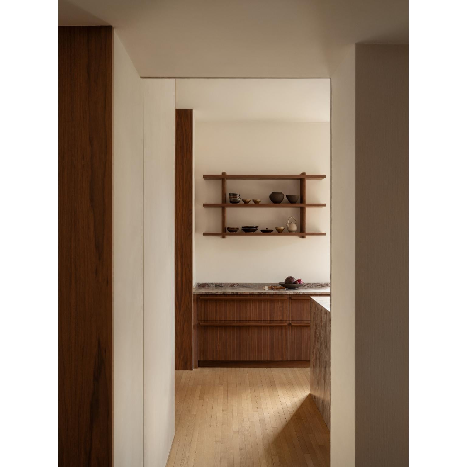 Noyer Etagère Edge en placage de noyer avec revêtement transparent satiné par Veermakers en vente